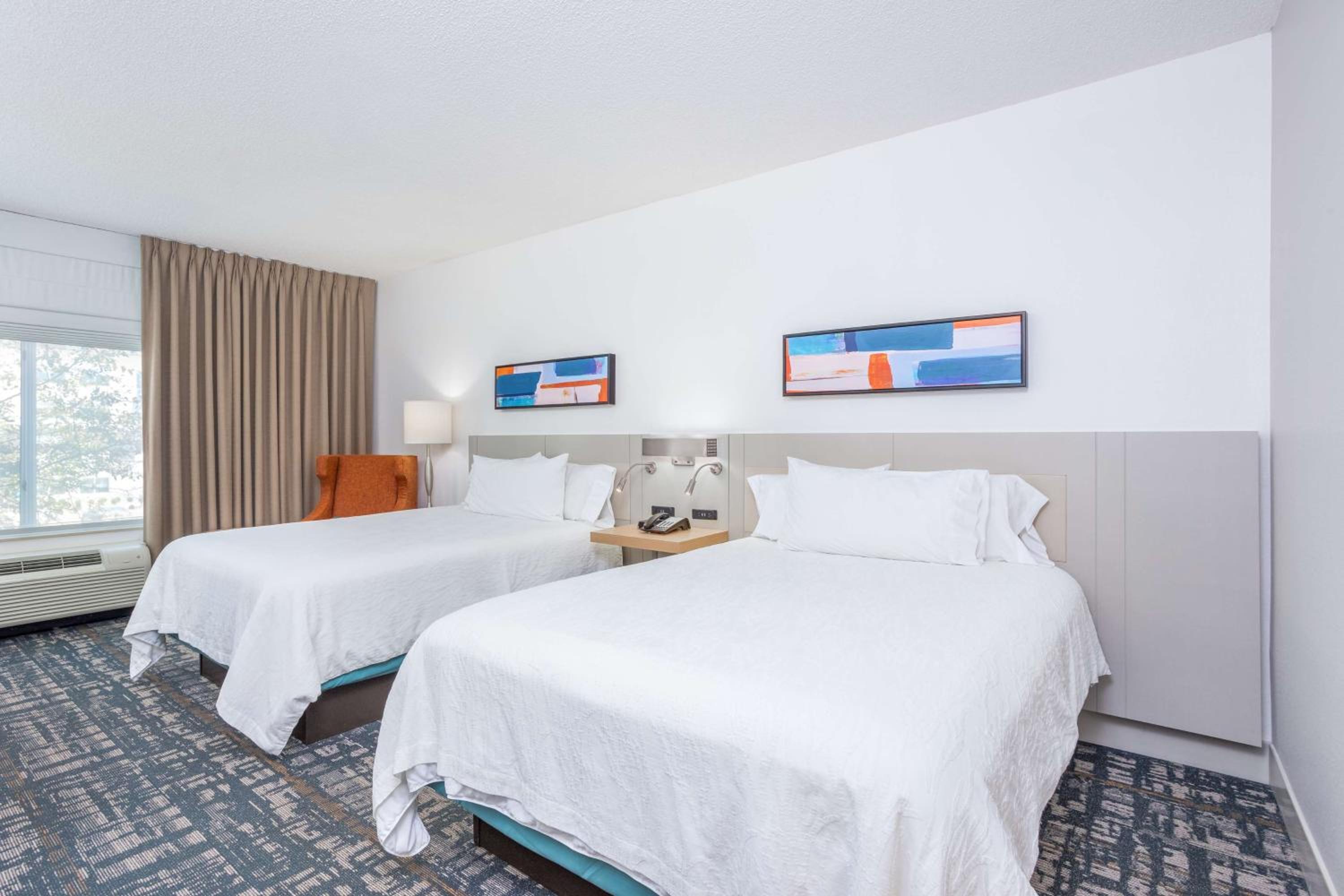 Queen Room with Two Queen Beds - Photo 4