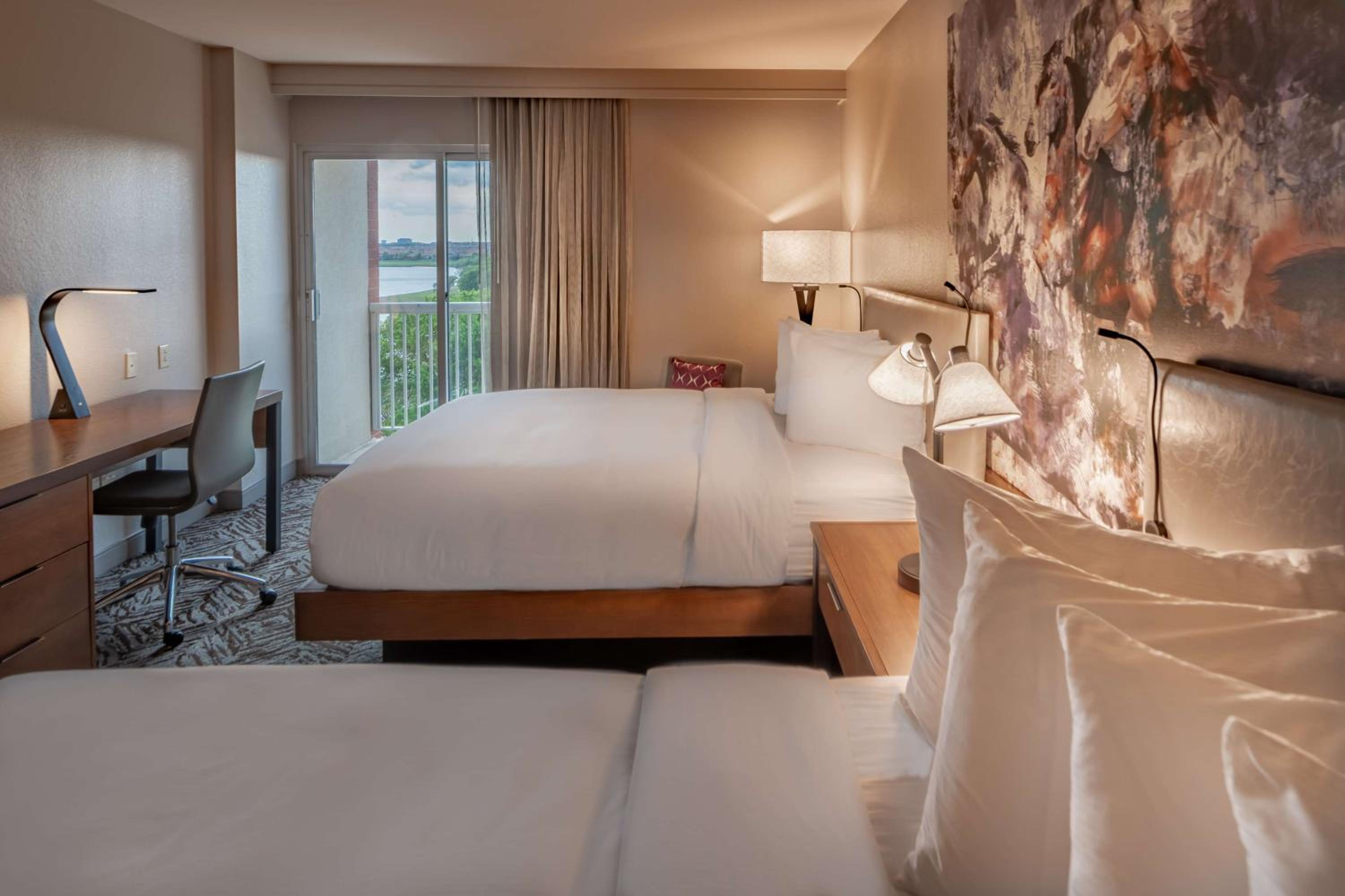 Non-Smoking 2 double beds Lakeview with Balcony photo 2