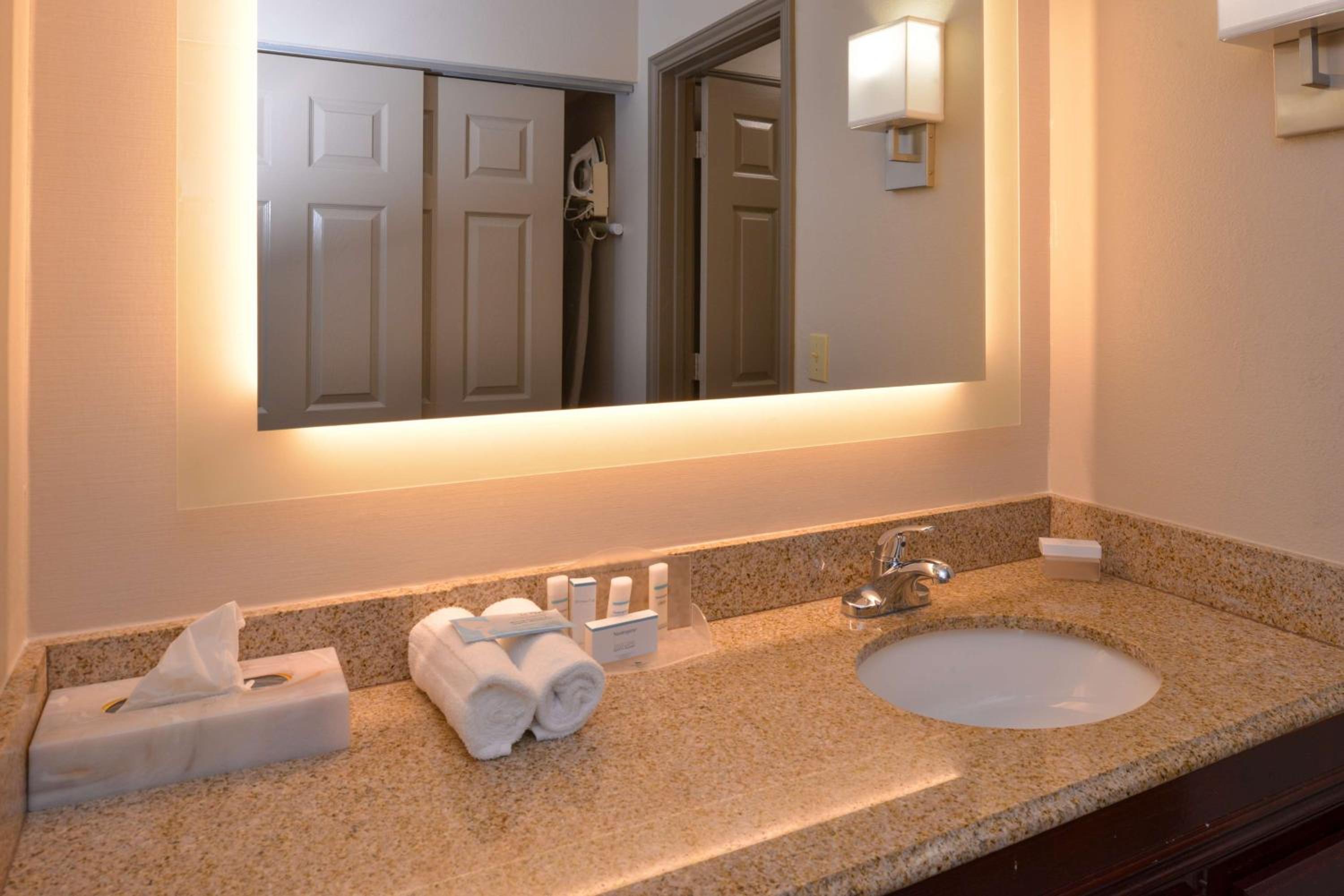 One-Bedroom King Suite - Non-Smoking - Photo 6