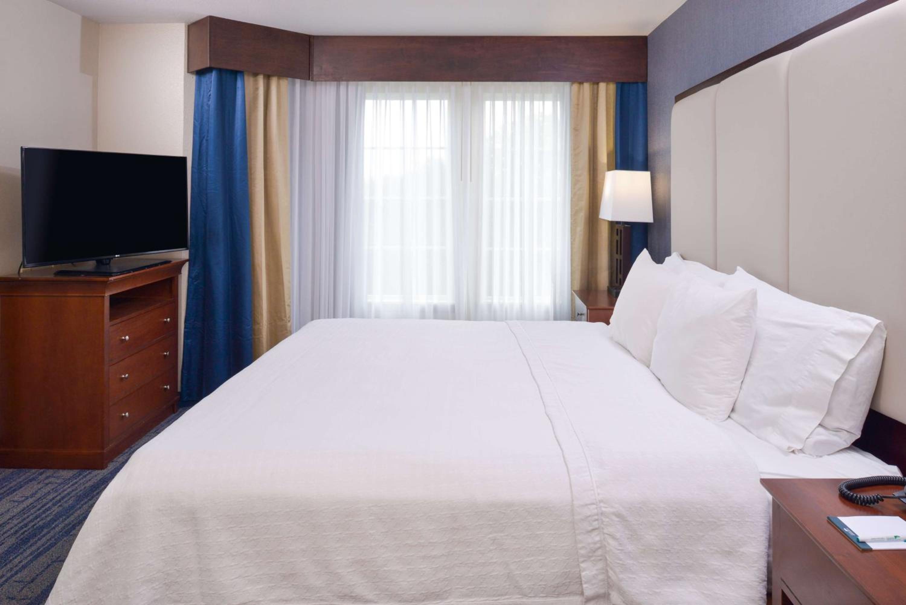 King Suite - Hearing Access/Non-Smoking - Photo 7