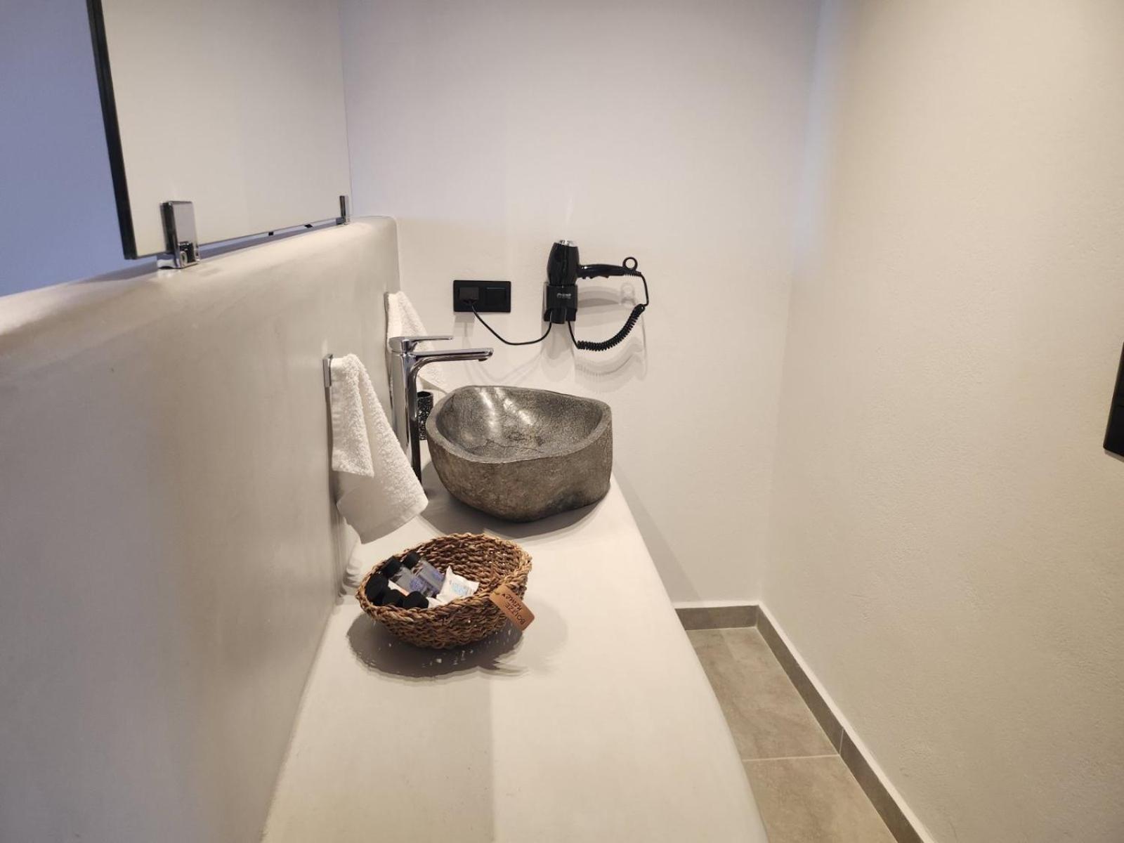 Suite with Hot Tub photo 2