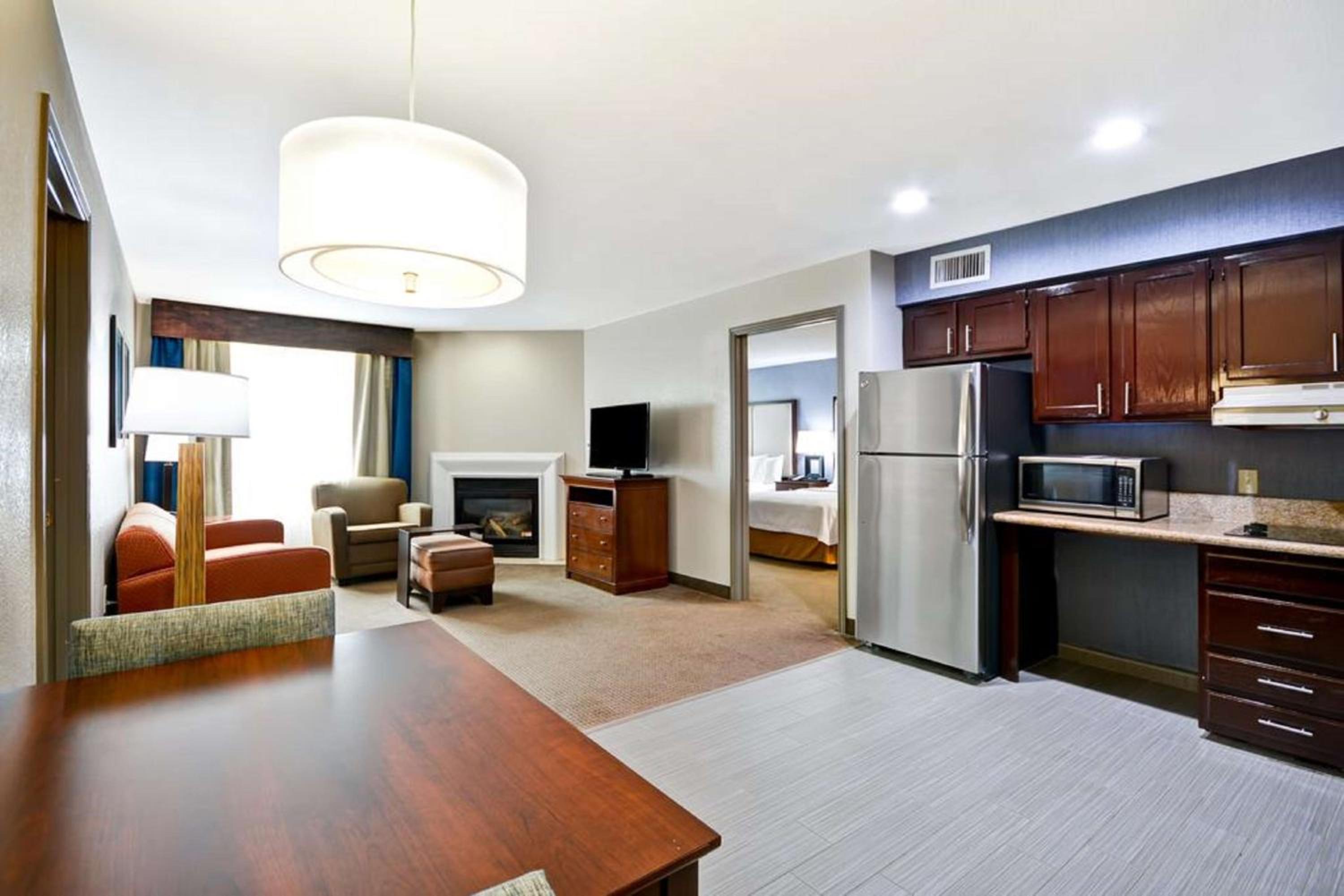 Non-Smoking King Suite with Fireplace - Photo 3