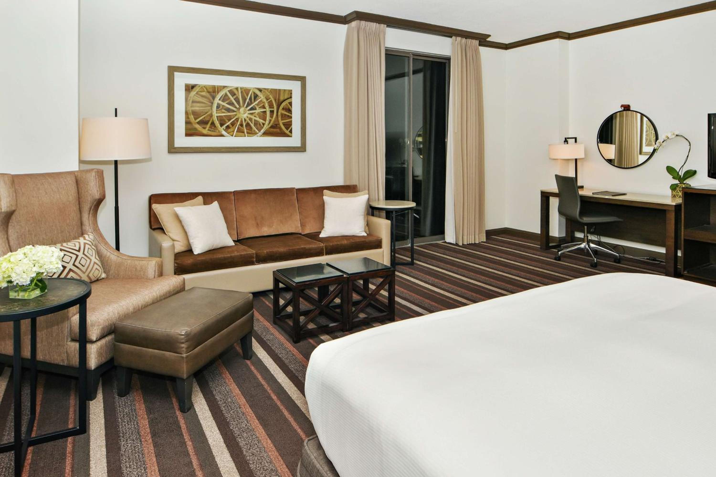 Premiere King Room - Photo 5