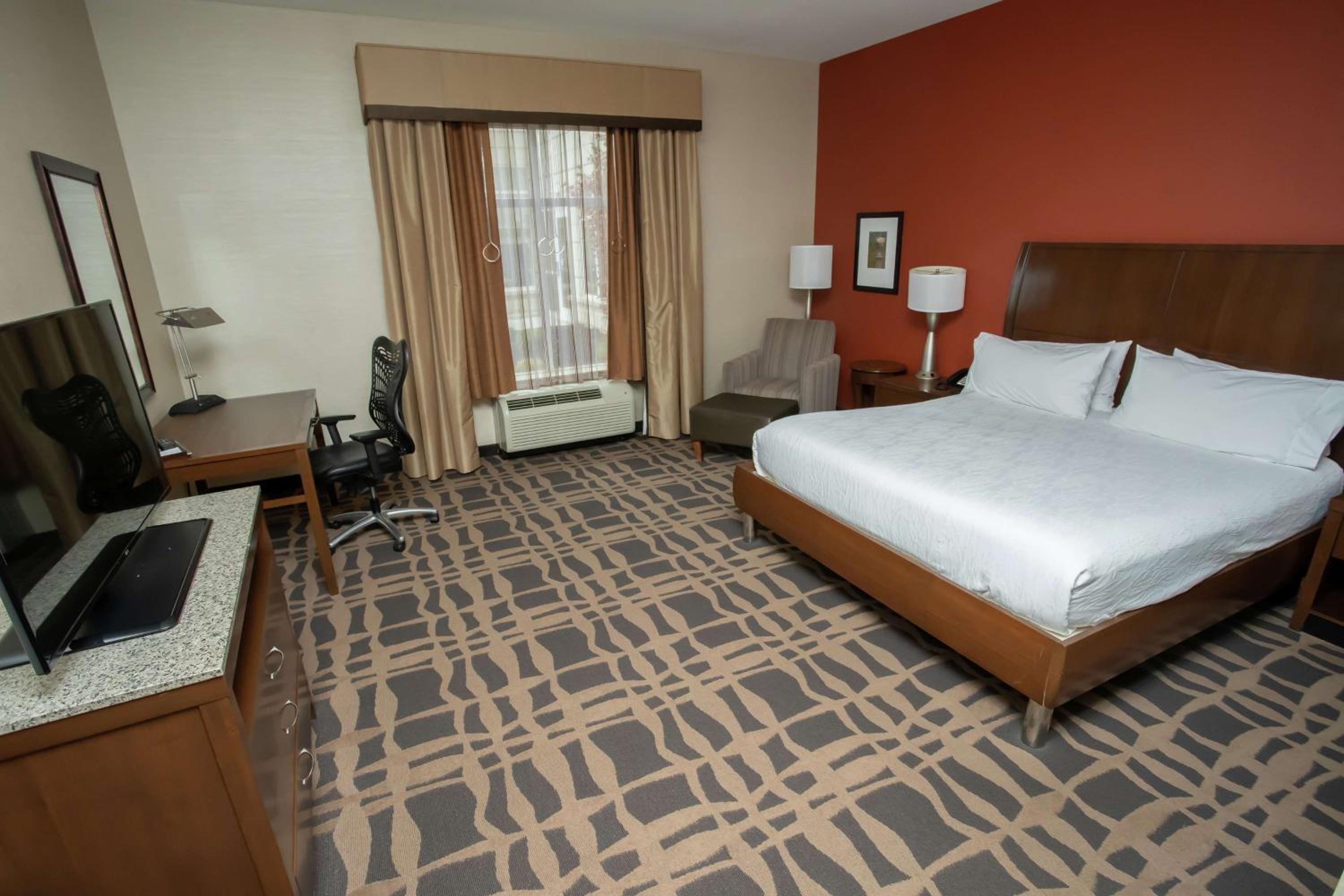 King Room with Whirlpool - Hearing Accessible photo 1