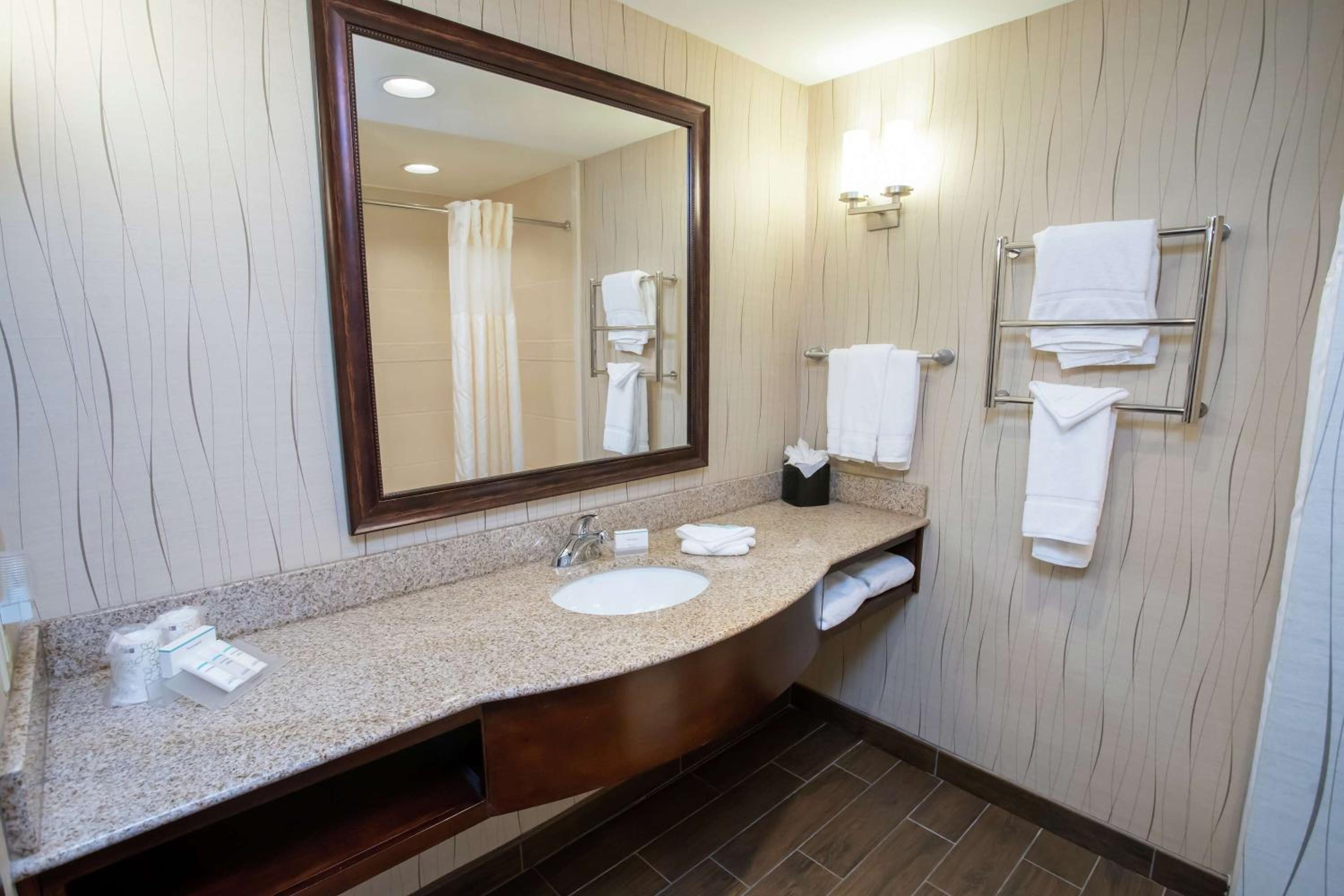 King Room with Whirlpool - Hearing Accessible photo 2