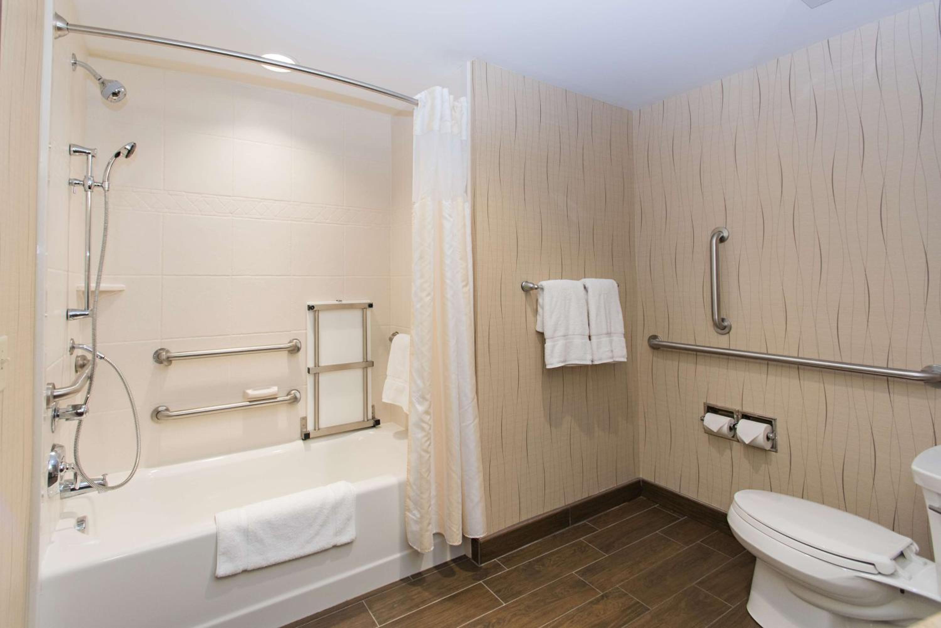 Queen Room with Two Queen Beds and Bath Tub - Mobility Accessible