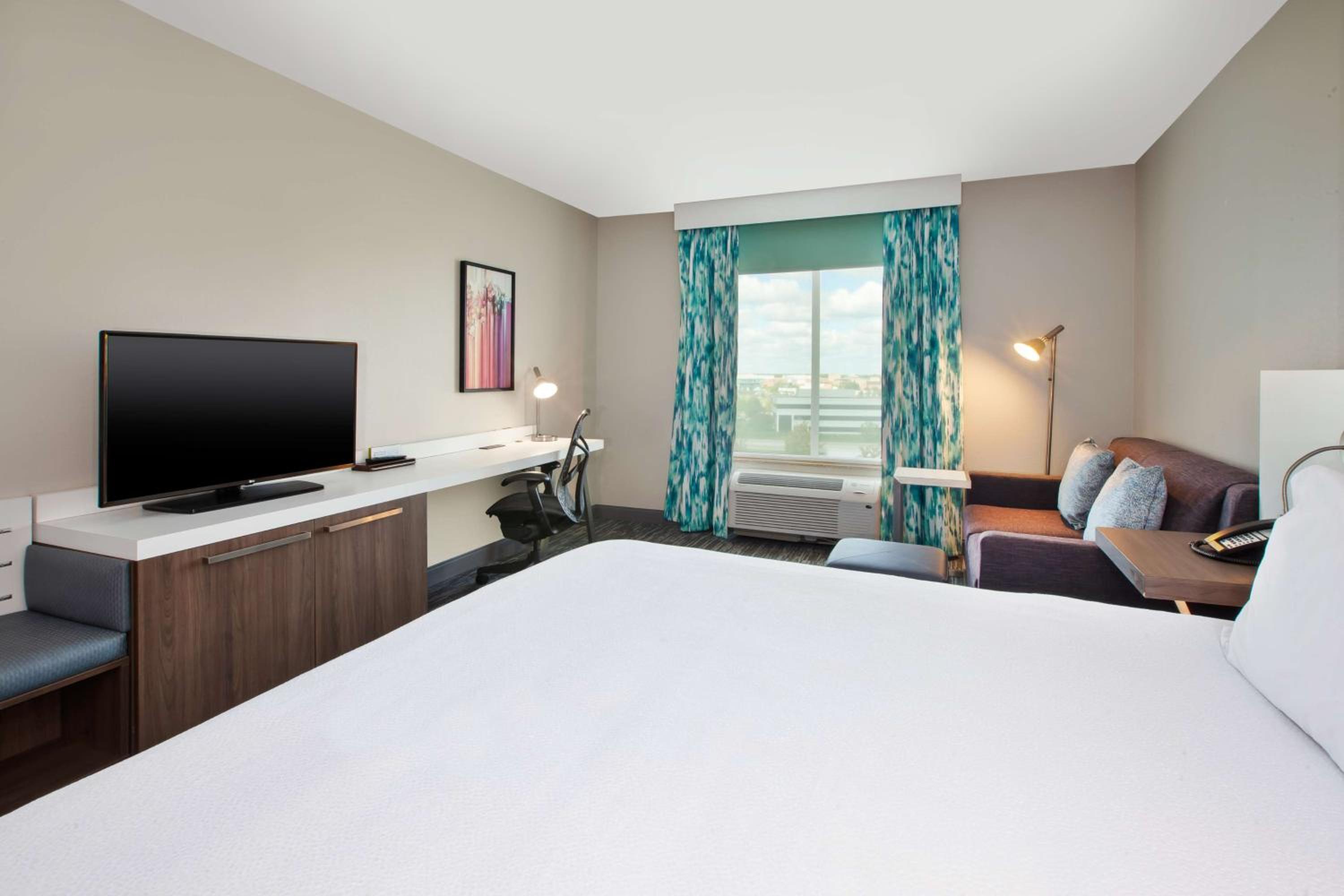 King Room with Sofa Bed - Non-Smoking - Photo 2