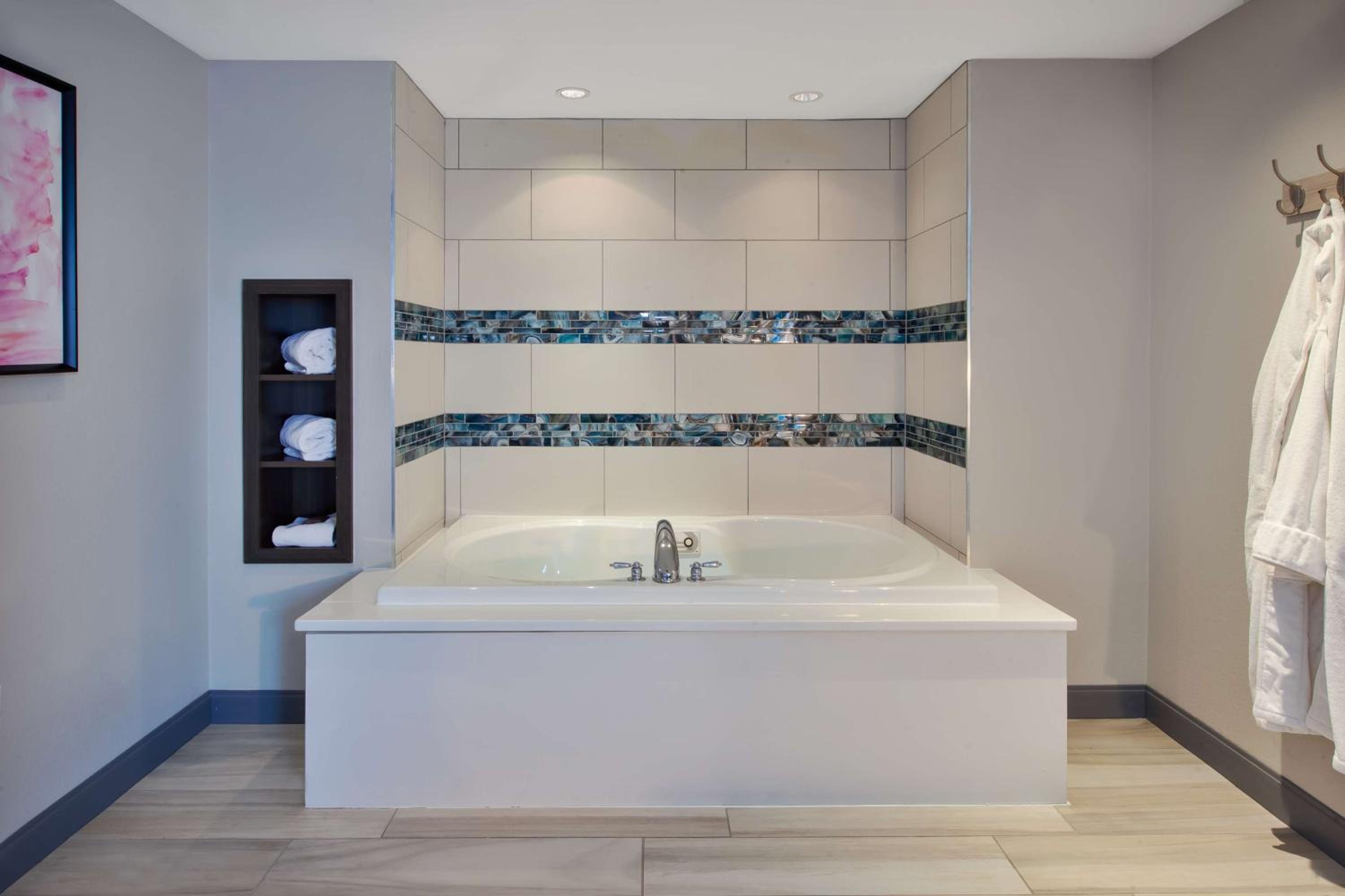 King Room with Soaking Tub - Photo 3