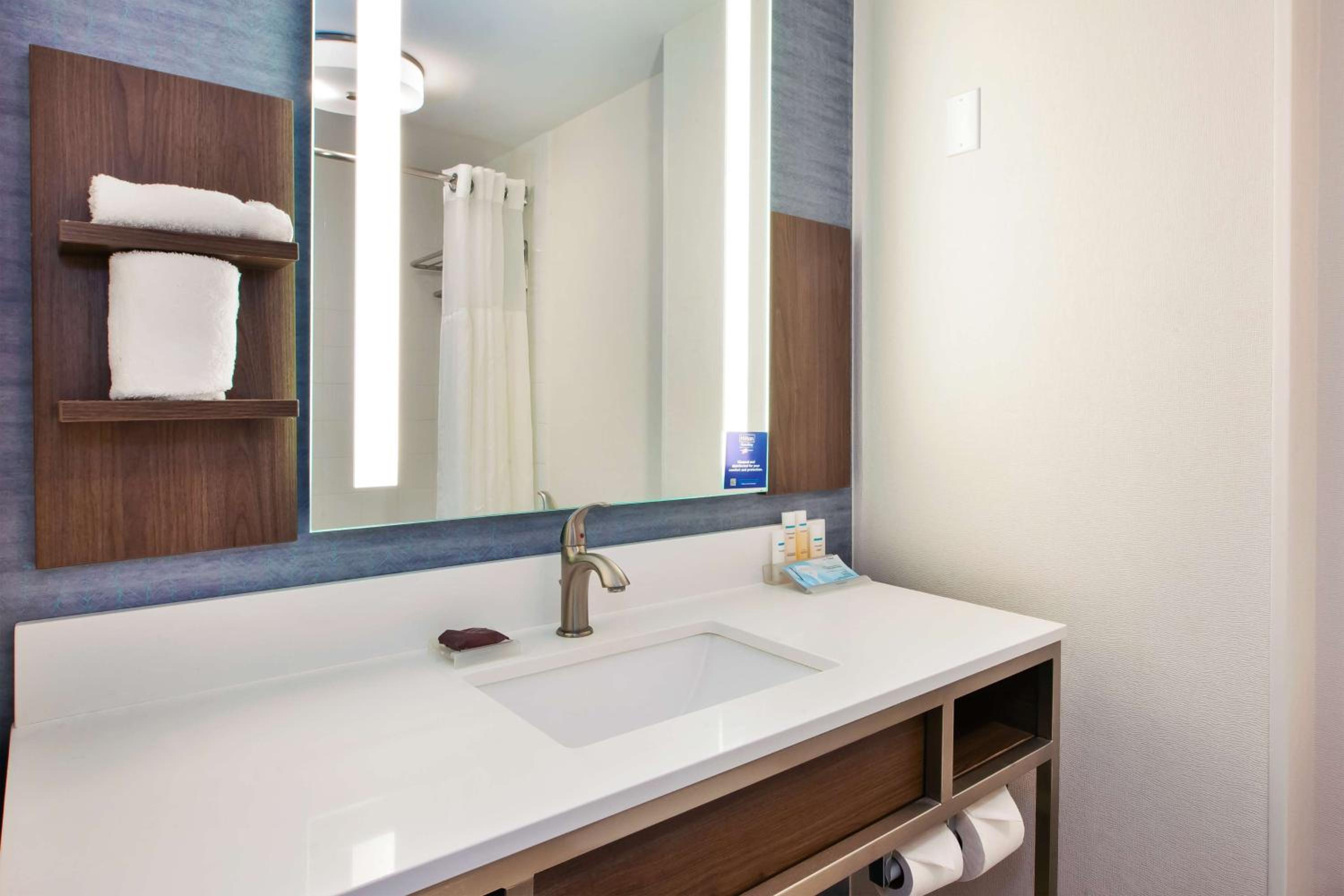 Junior King Suite with Seating Area - Photo 2
