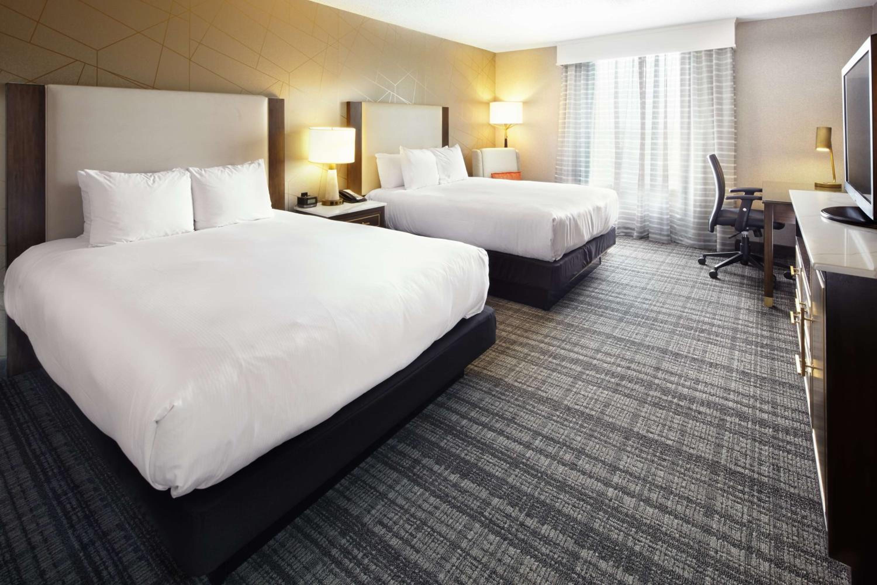 Executive Queen Room with Two Queen Beds photo 2