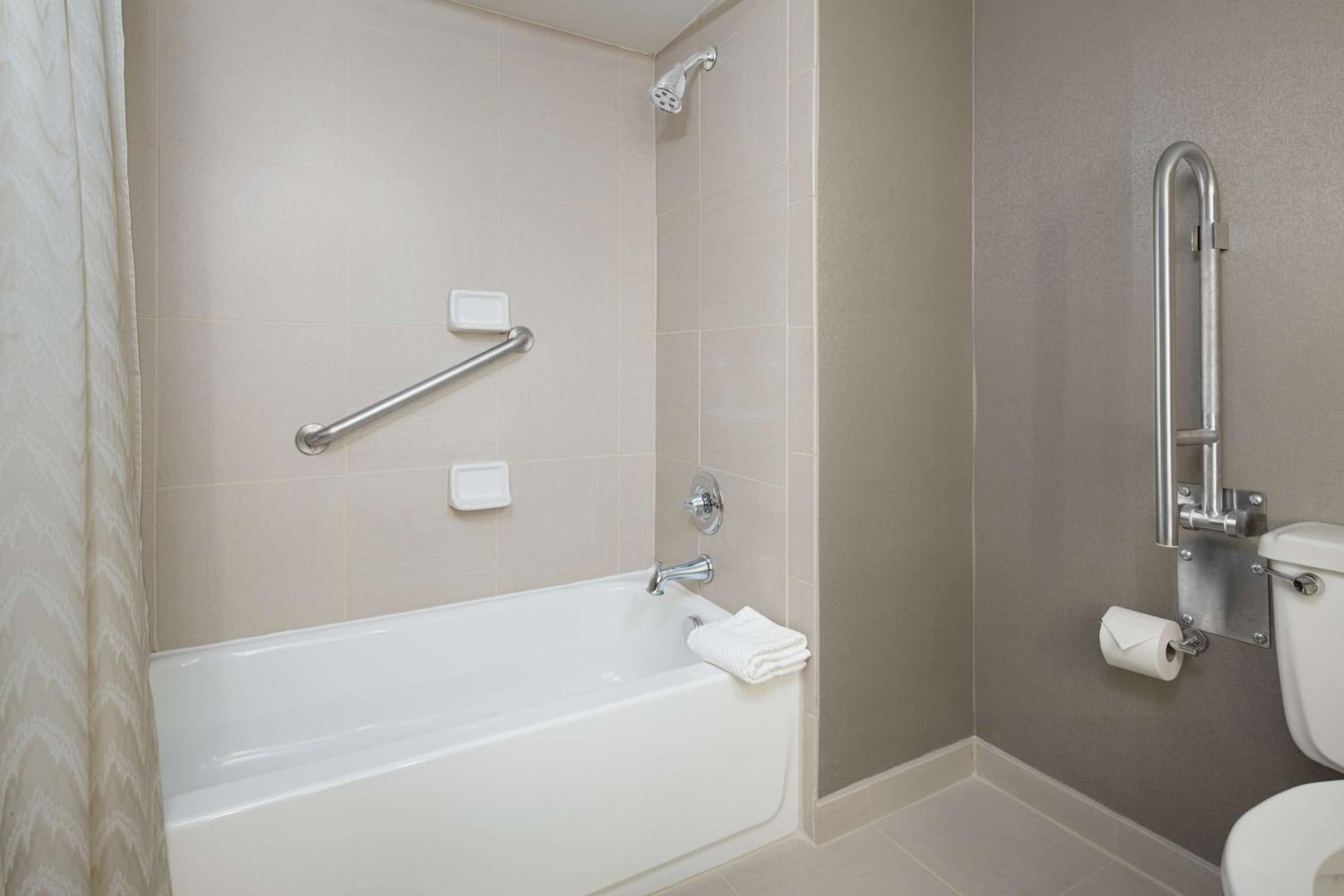 Queen Room - Mobility and Hearing Access/Non-Smoking photo 3