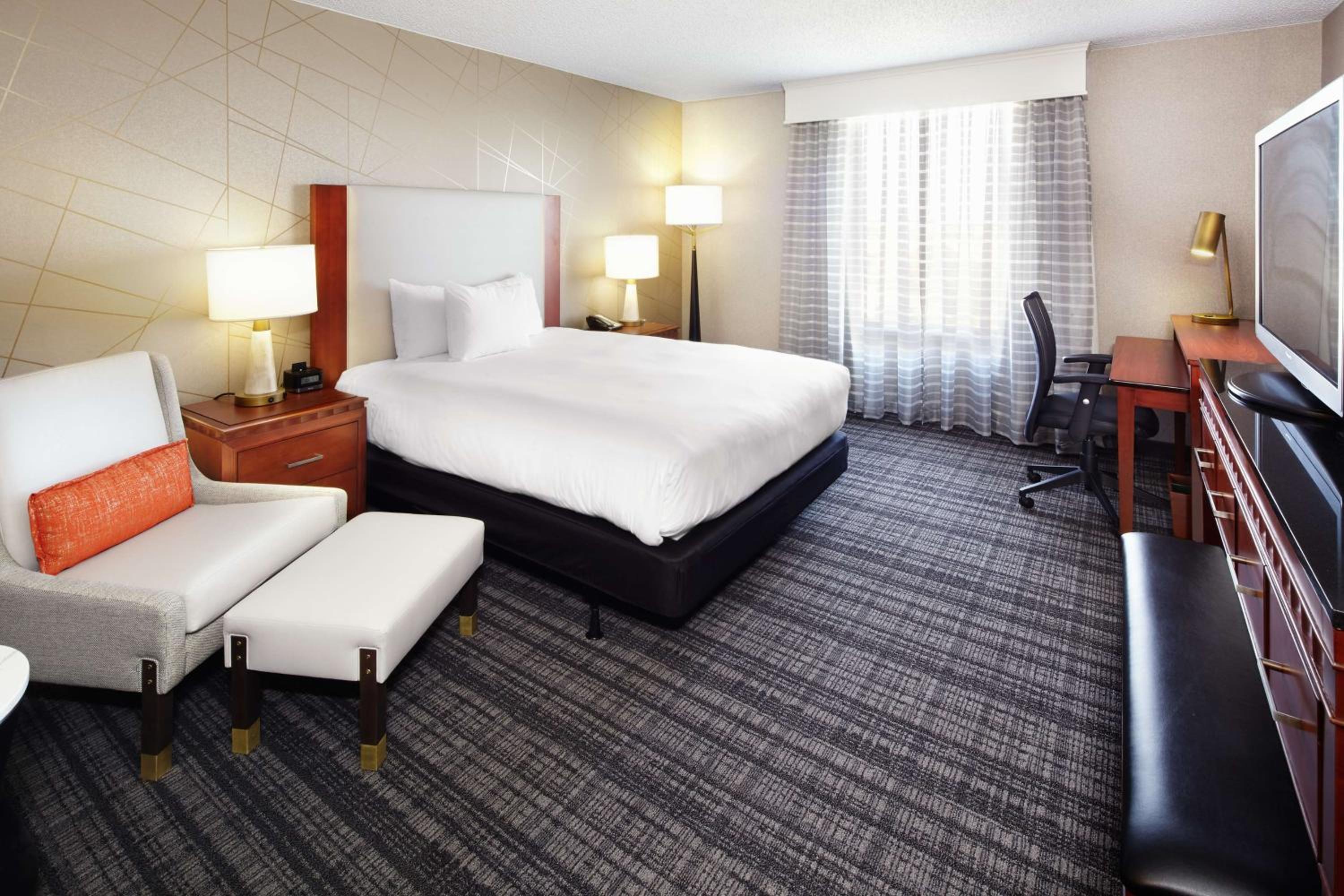 Queen Room - Mobility and Hearing Access/Non-Smoking photo 2
