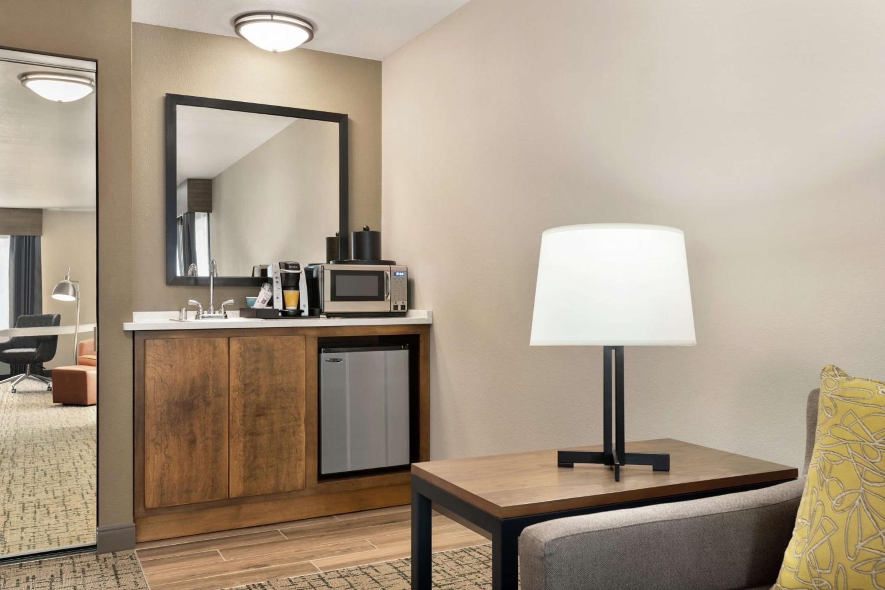 One-Bedroom King Suite with Whirlpool - Photo 2