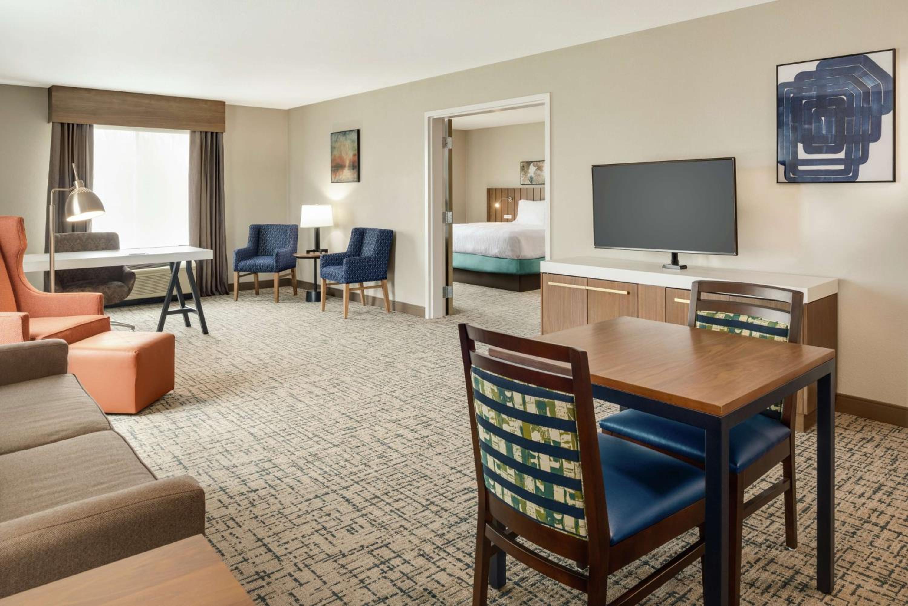 One-Bedroom King Suite with Whirlpool - Photo 5