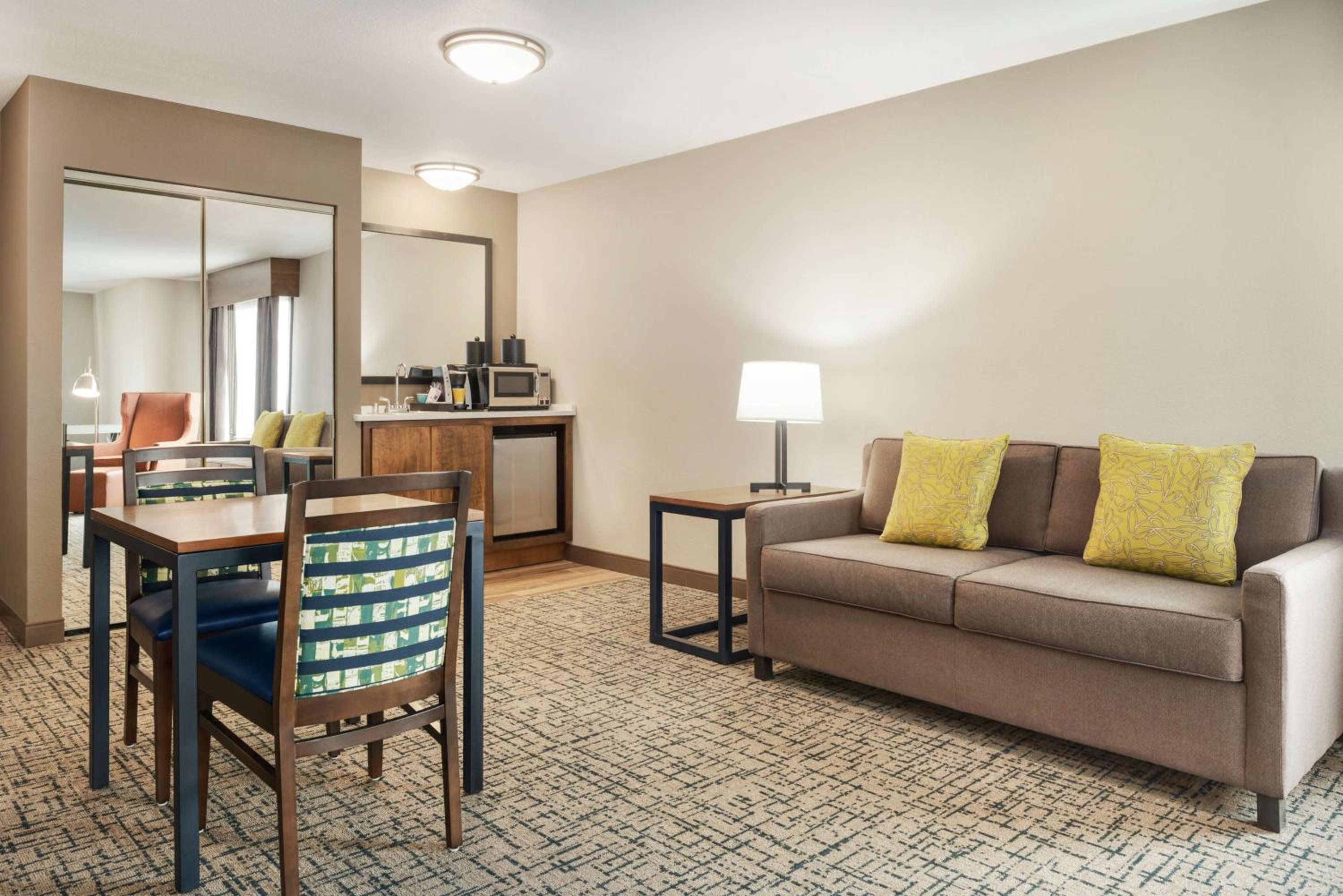One-Bedroom King Suite with Whirlpool - Photo 4