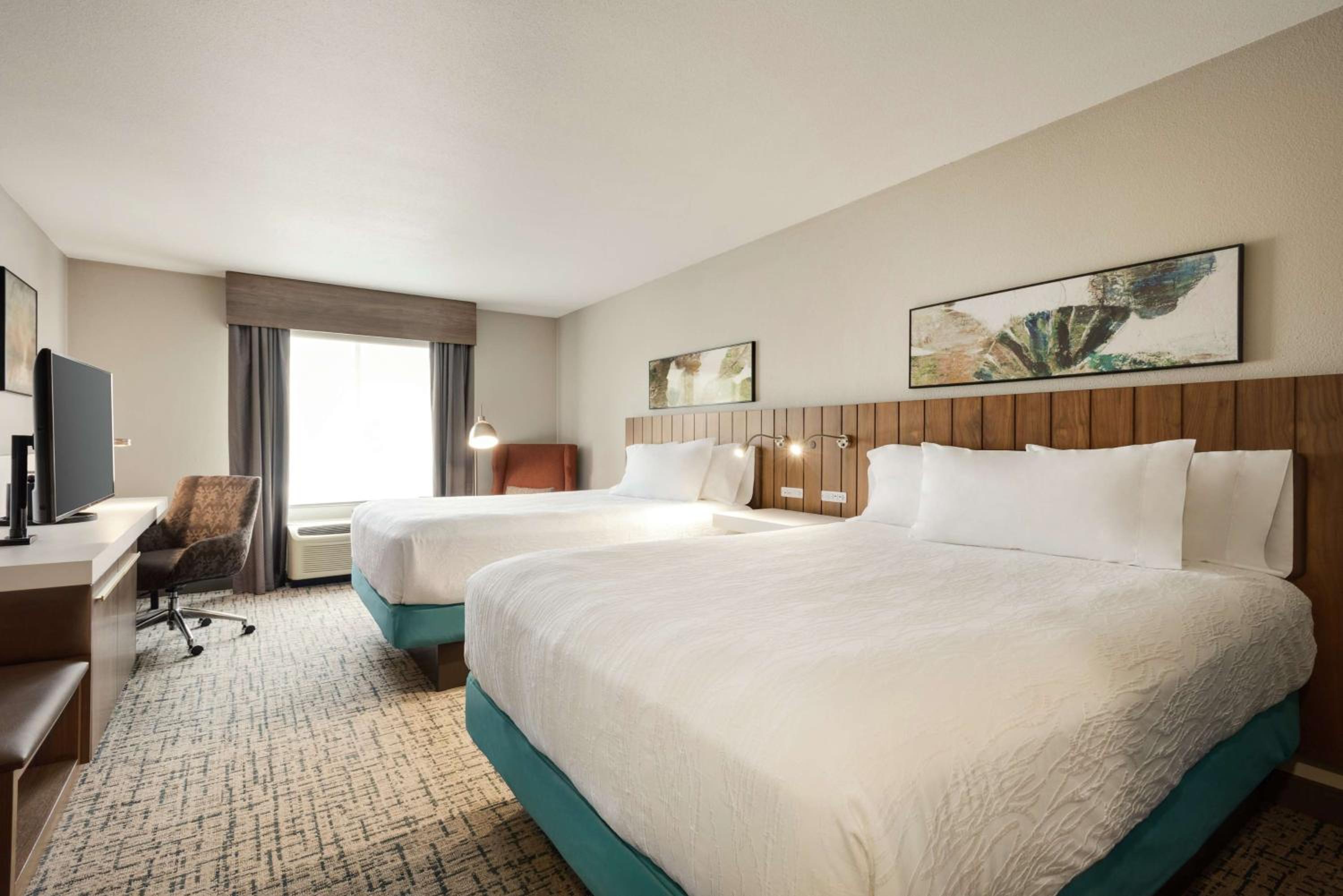 Queen Room with Two Queen Beds - Photo 2