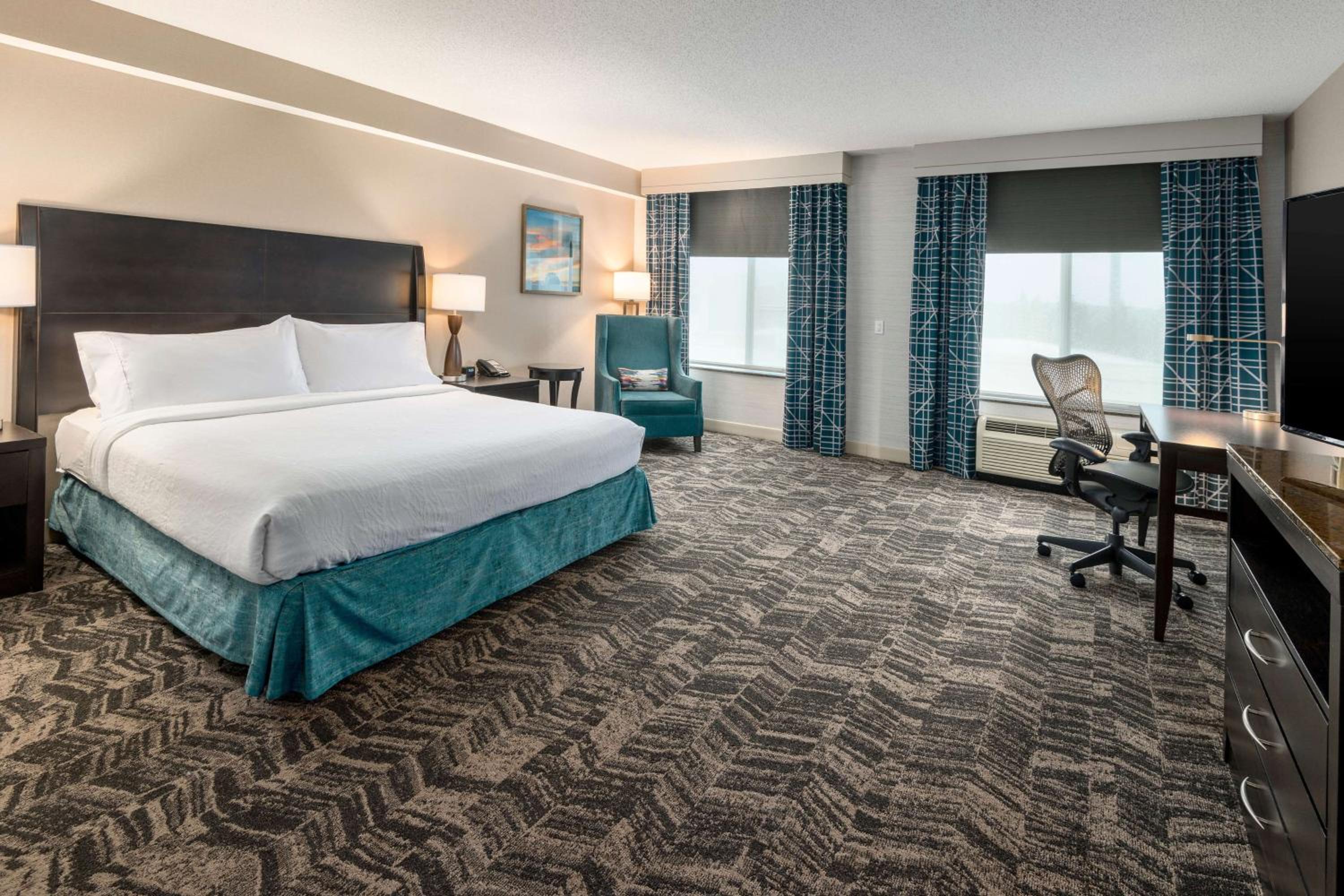 King Room with Tub - Mobility and Hearing Access - Photo 1