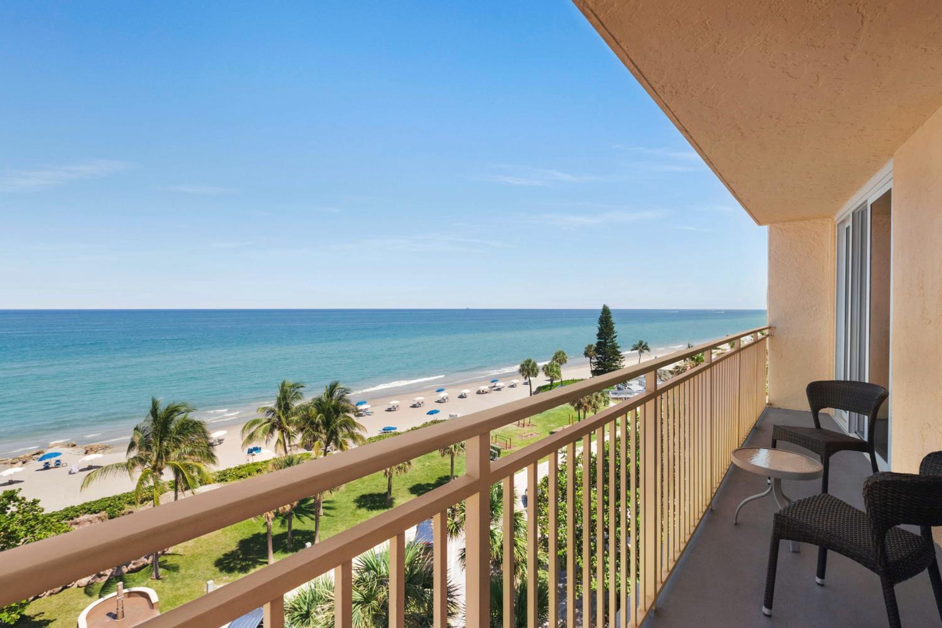 Deluxe Suite, 1 King Bed, Oceanfront, Corner Wraparound Balcony - Photo 3