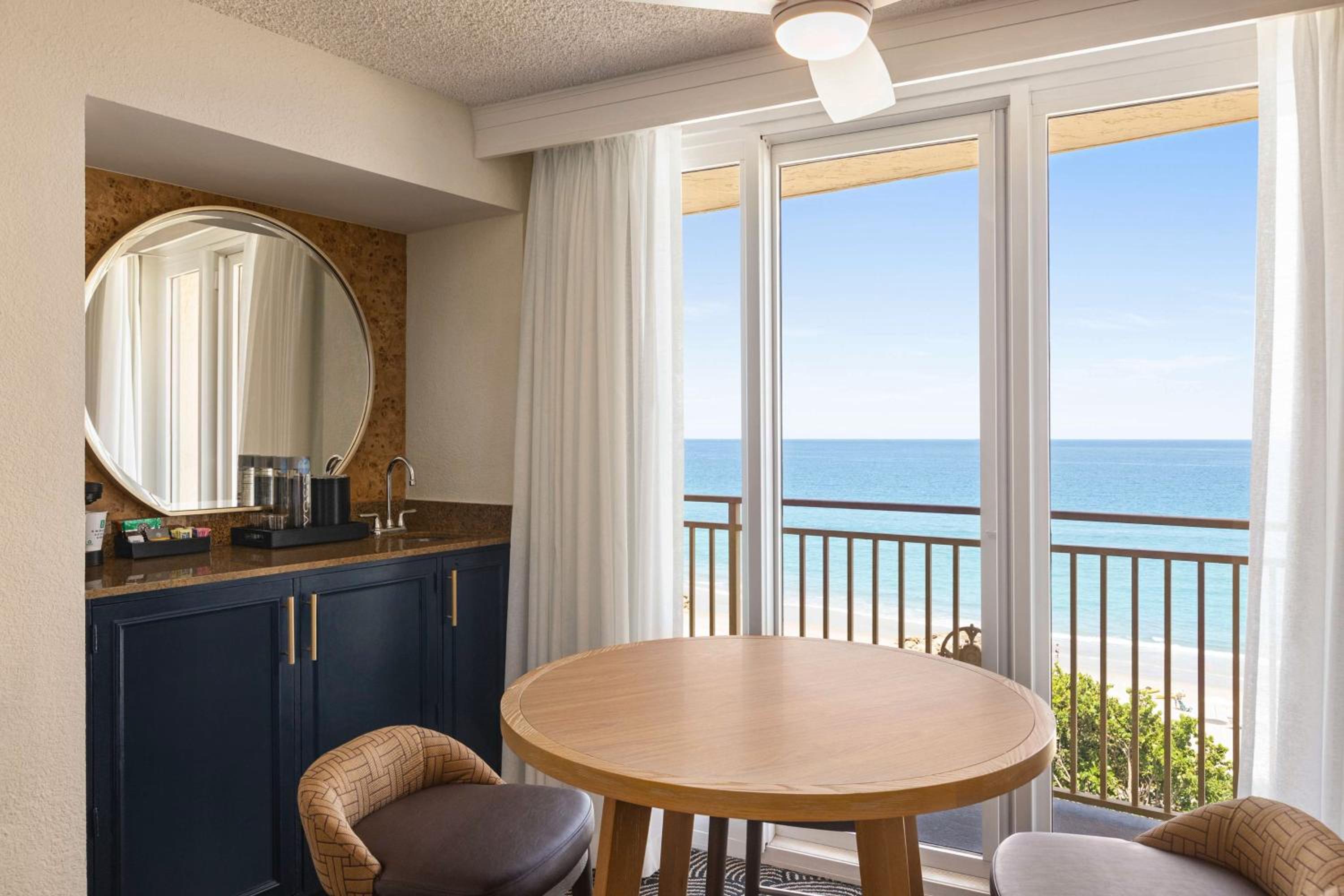 Deluxe Suite, 1 King Bed, Oceanfront, Corner Wraparound Balcony - Photo 2