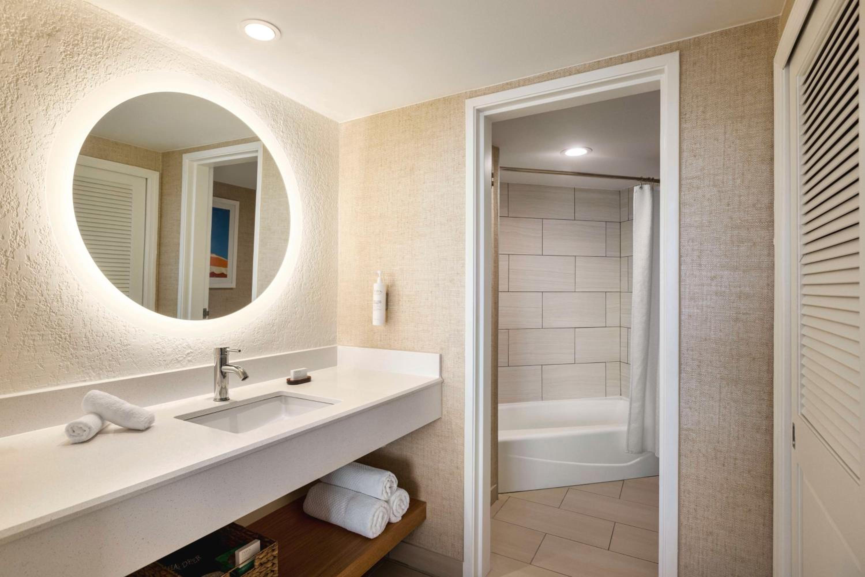 Suite, 1 King Bed, Sunset View, Juliet Balcony - Photo 3