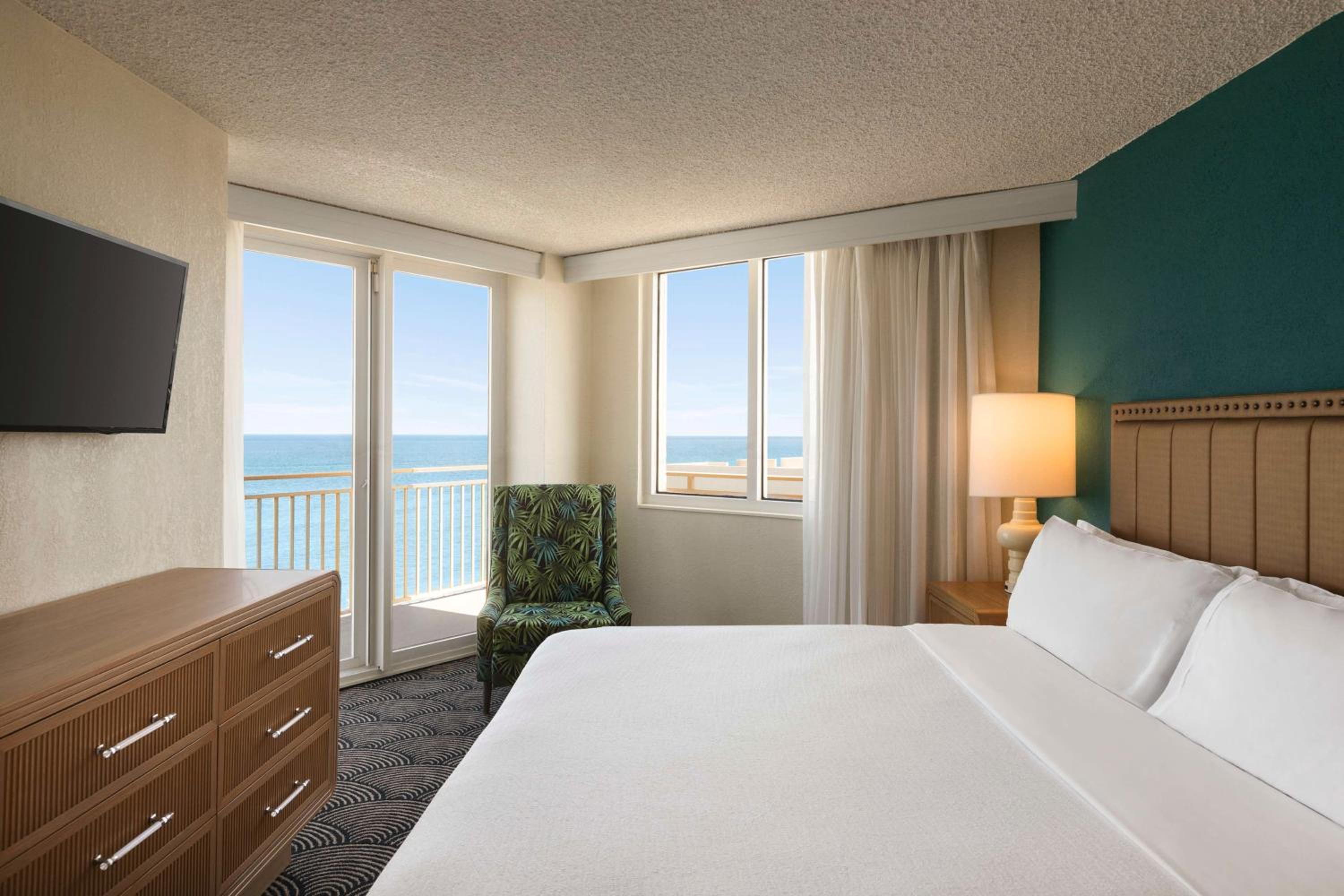Deluxe Suite, 1 King Bed, Oceanfront, Corner Wraparound Balcony - Photo 7