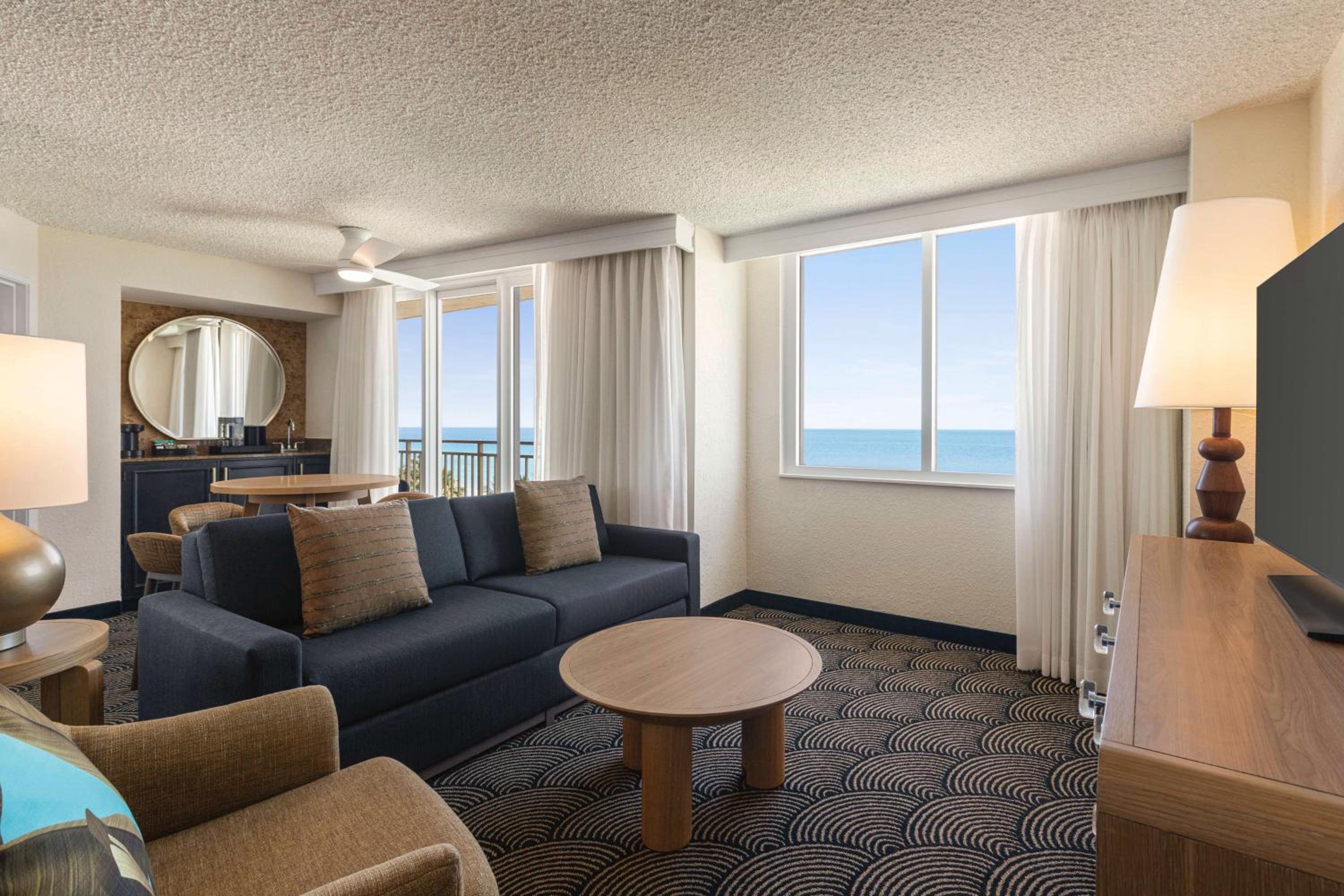 Deluxe Suite, 1 King Bed, Oceanfront, Corner Wraparound Balcony - Photo 6