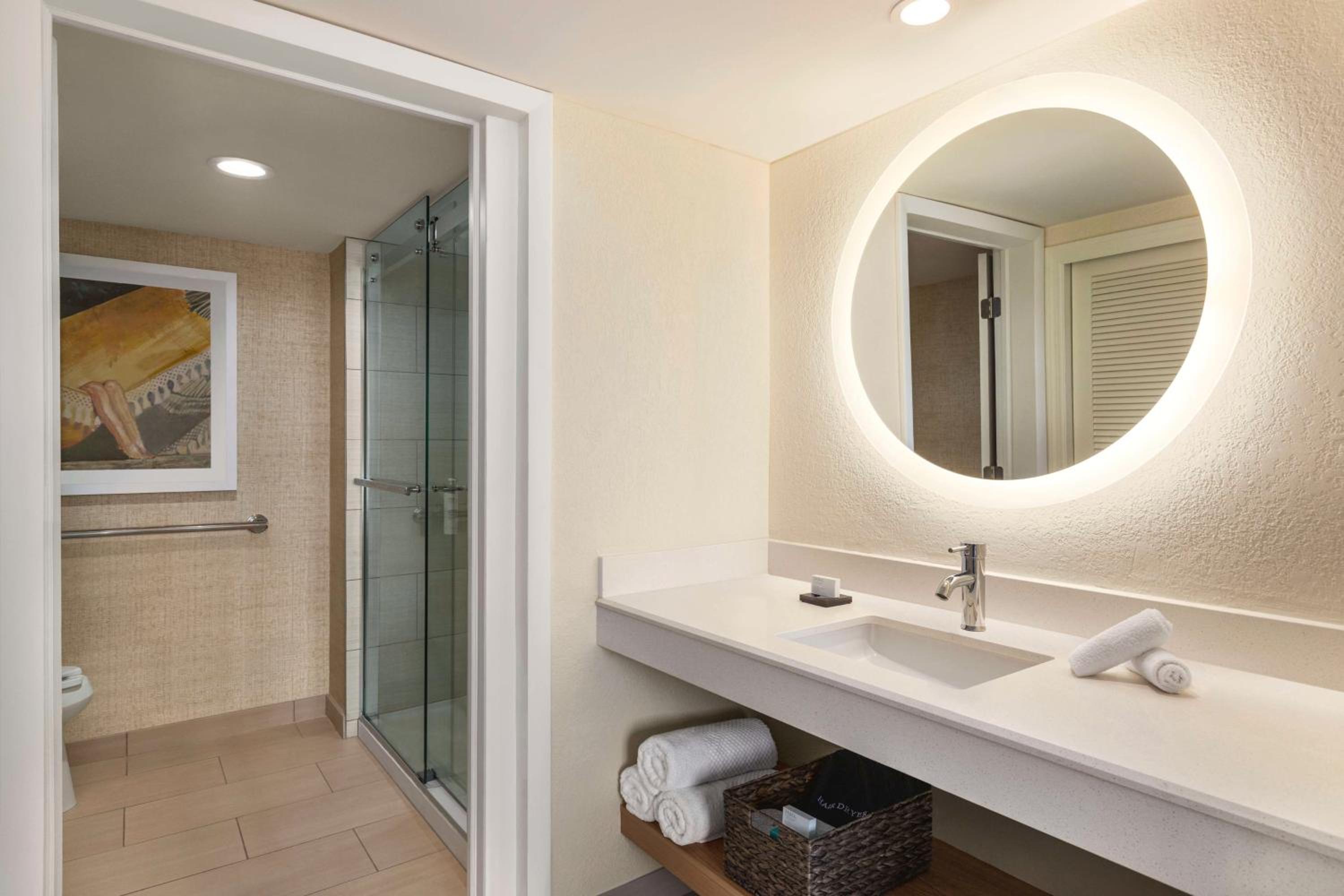 One-Bedroom King Suite - Hearing Access - Photo 4