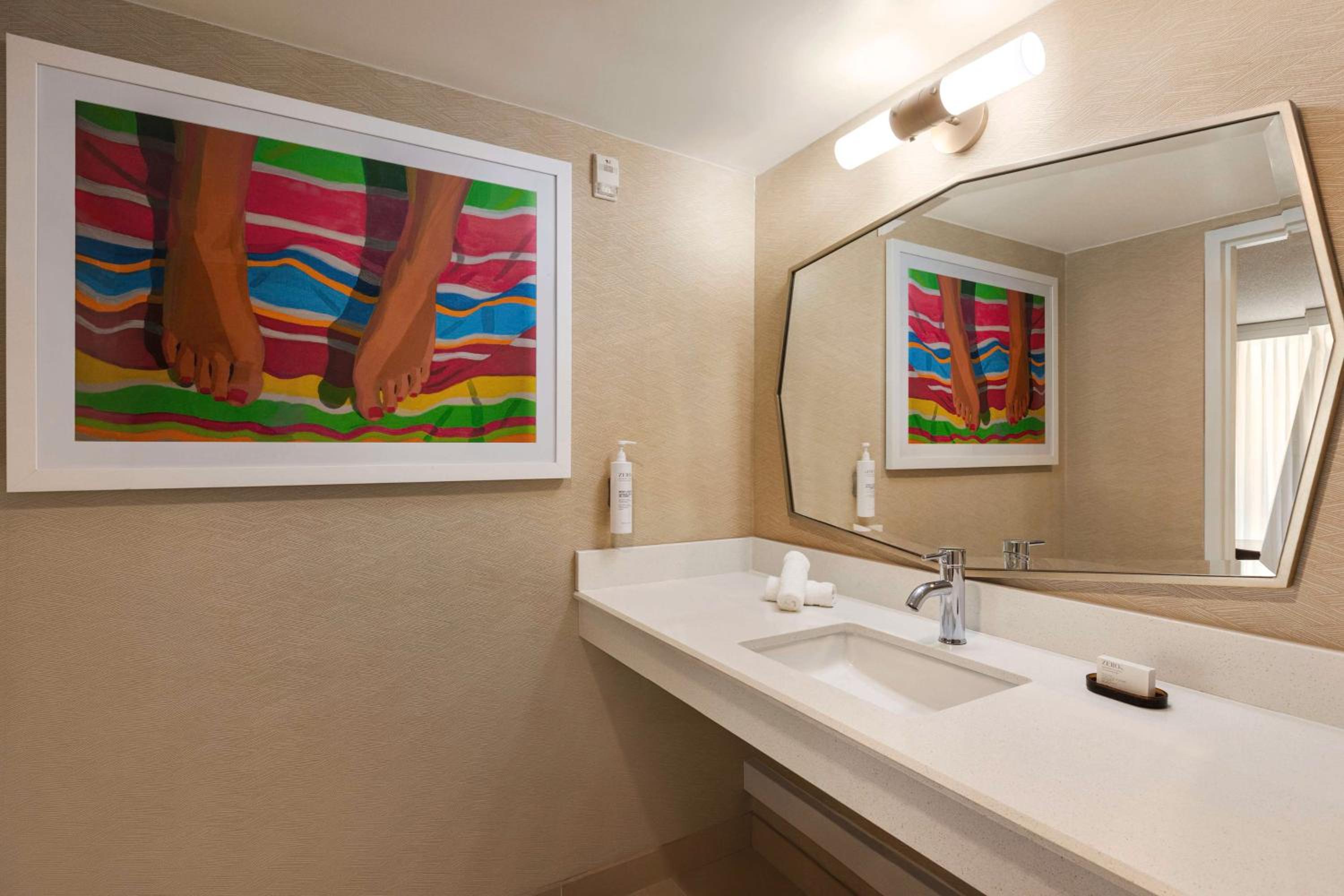 One-Bedroom King Suite - Hearing Access - Photo 3