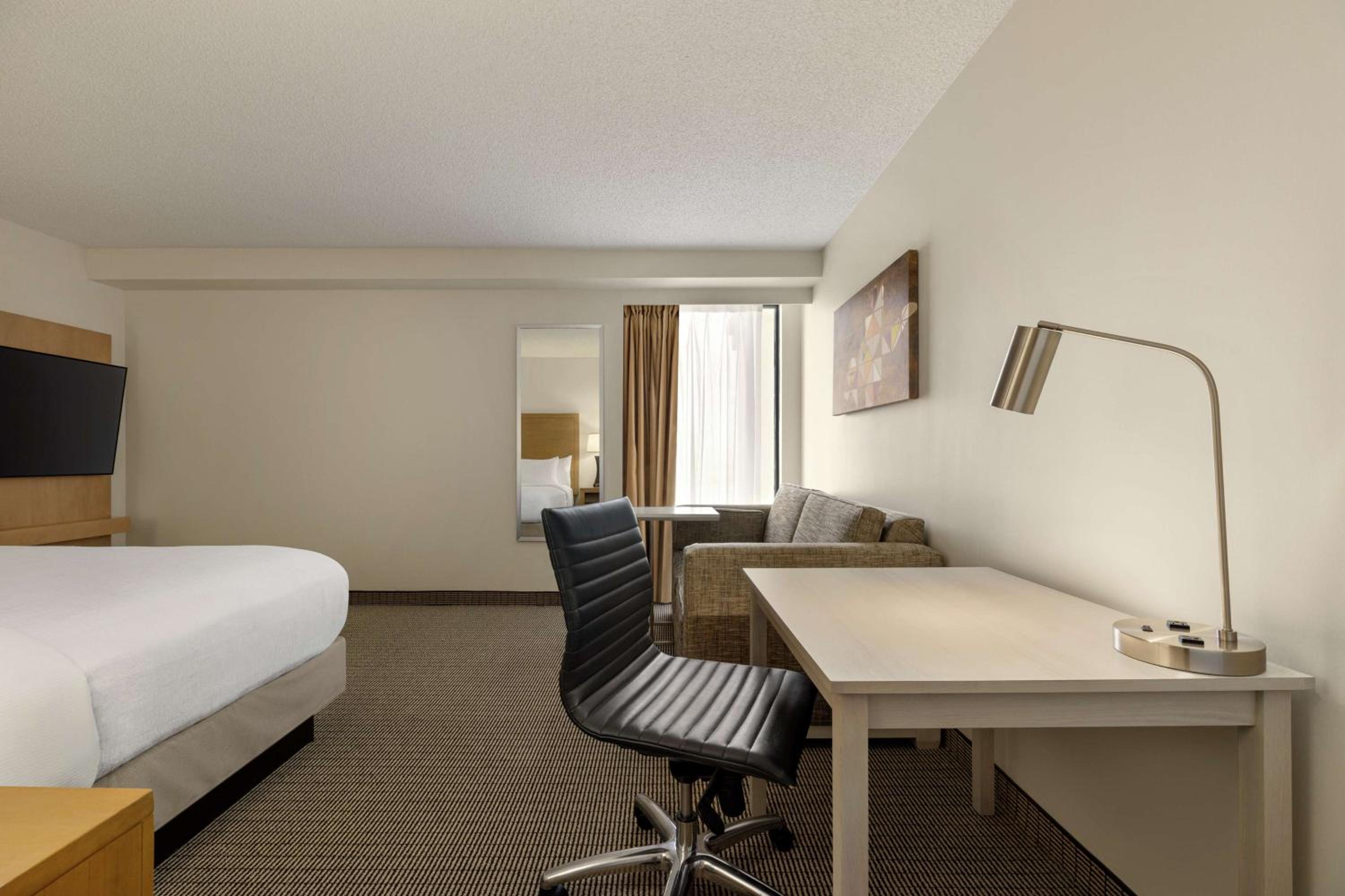King Room with Sofa Bed - Photo 4