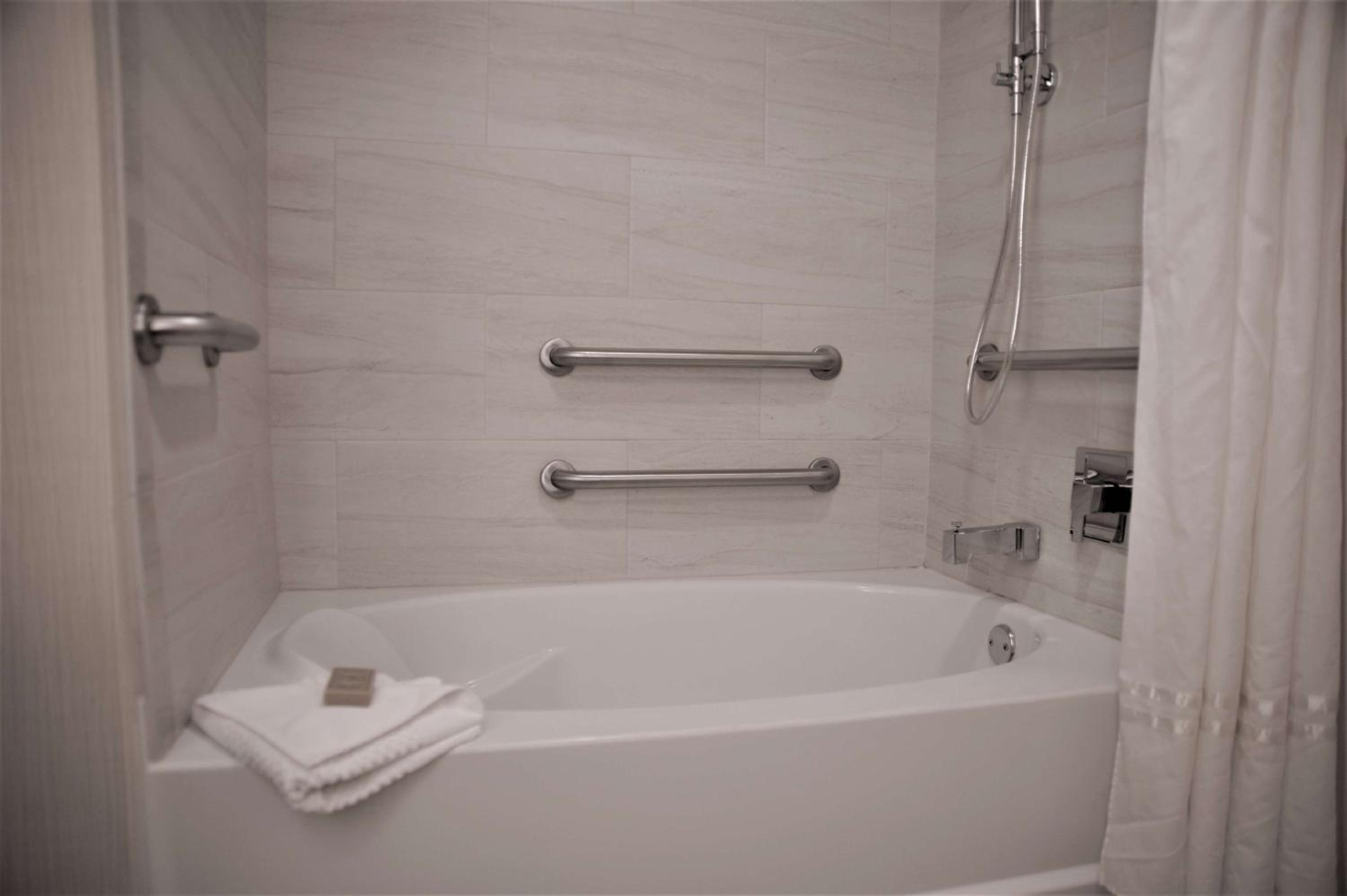 Queen Room with Two Queen Beds and Balcony - Mobility/Hearing Accessible - Photo 3