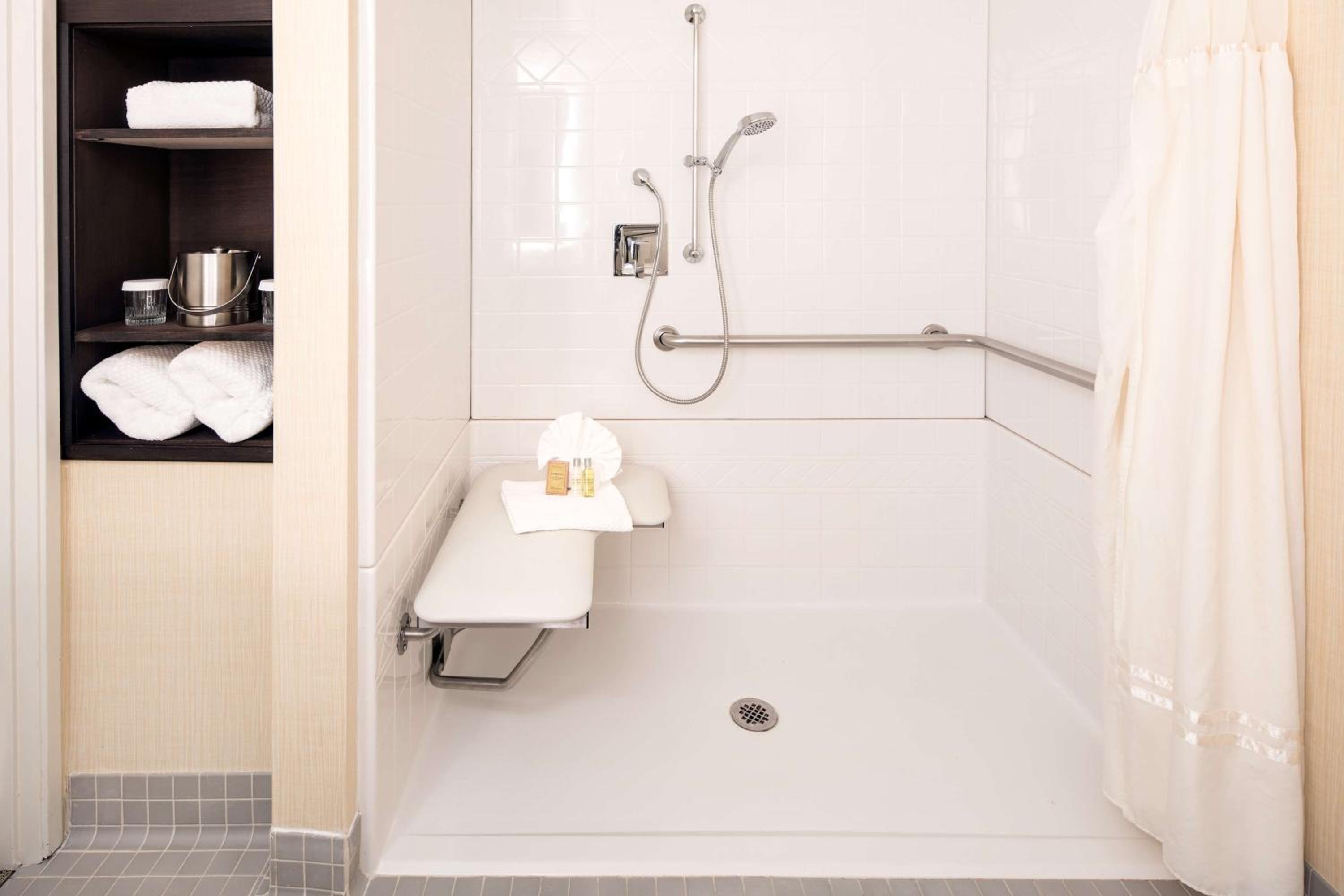 King Room - Mobility/Hearing Accessible - Photo 6