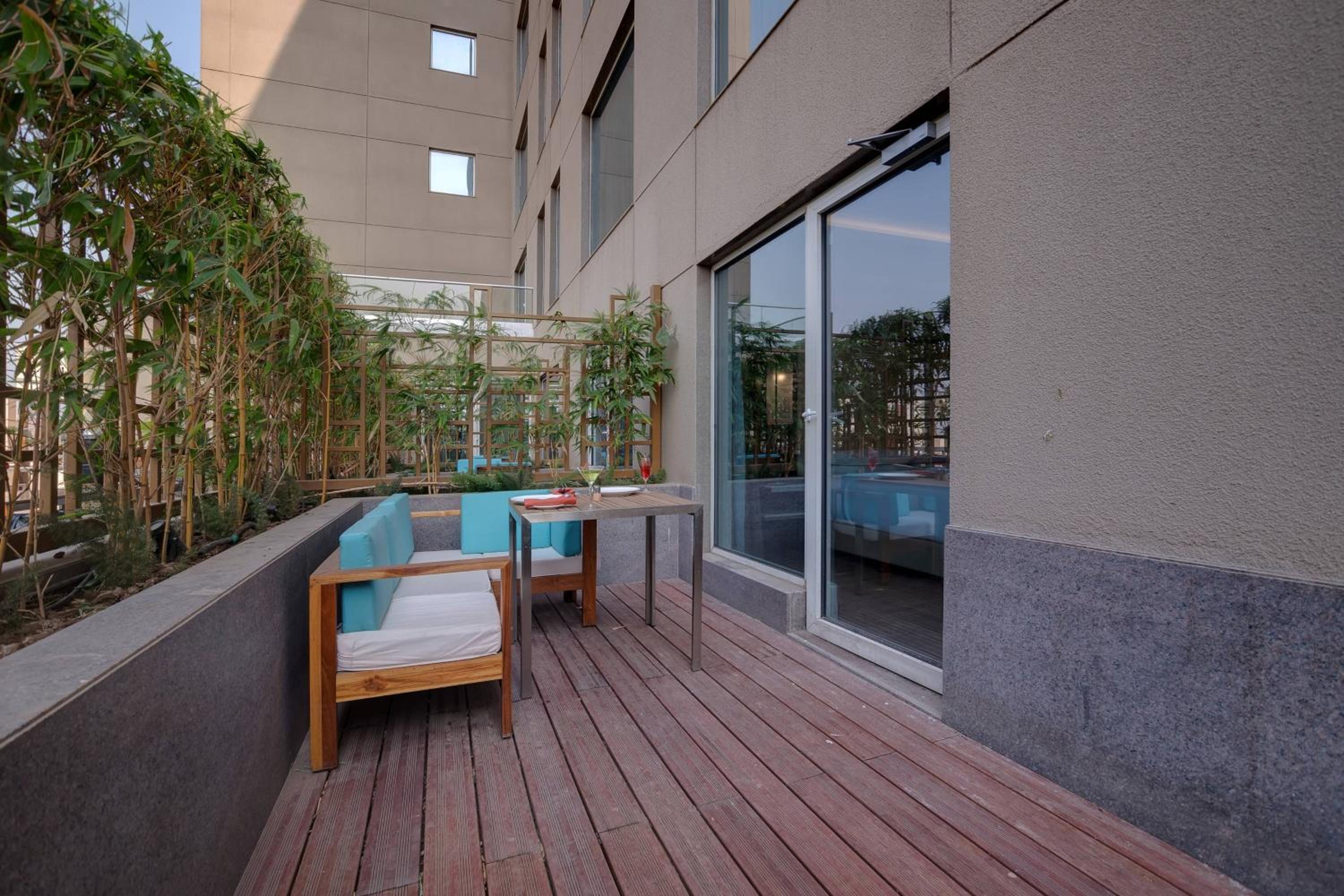 Executive King Room - Poolside - Early Check-in and Late Check-out (Subject to Availability) - 10% Discount on F&B and Laundry till 15th September 2026 photo 2