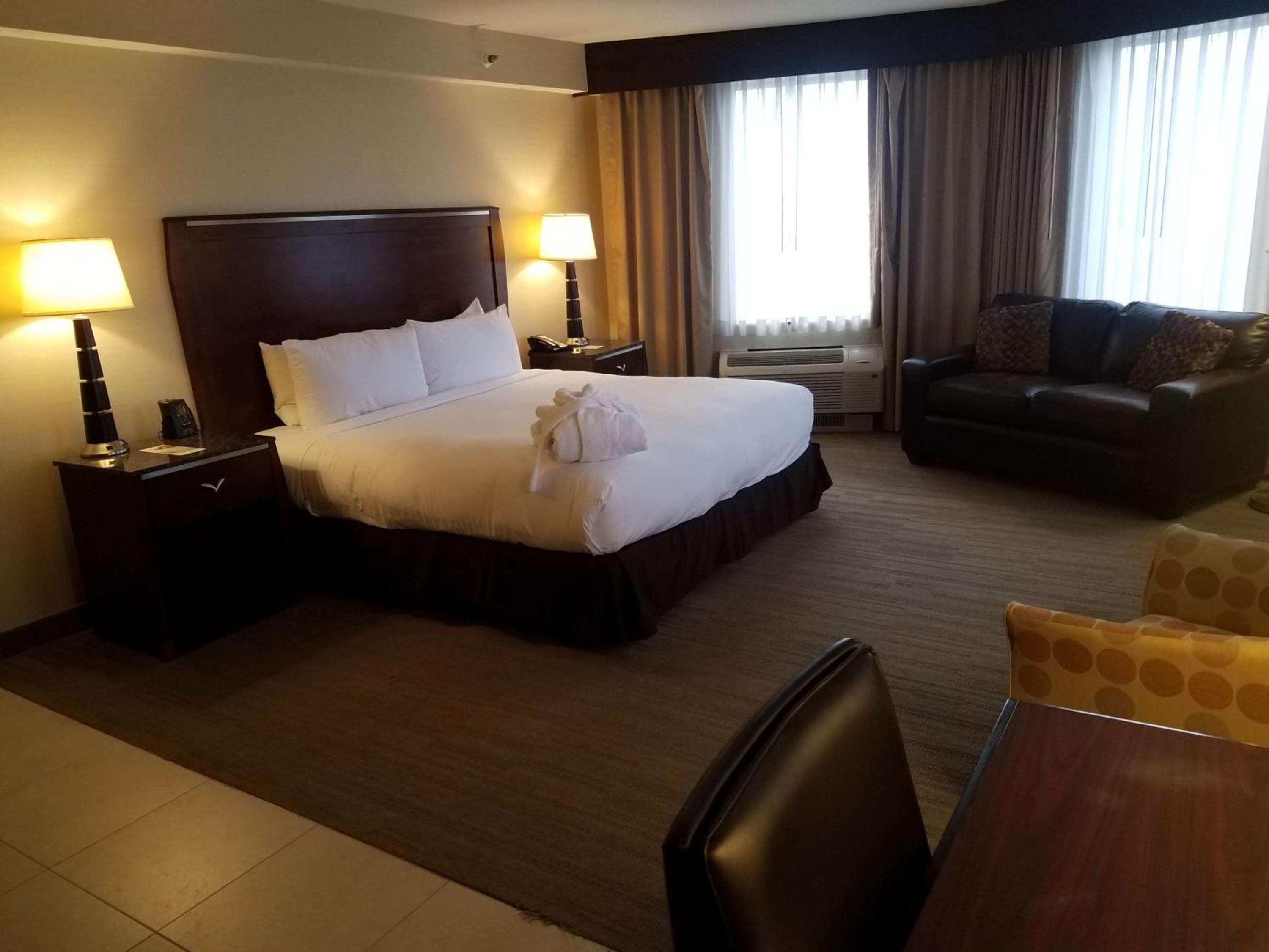Deluxe King Corner Room with Mountain View