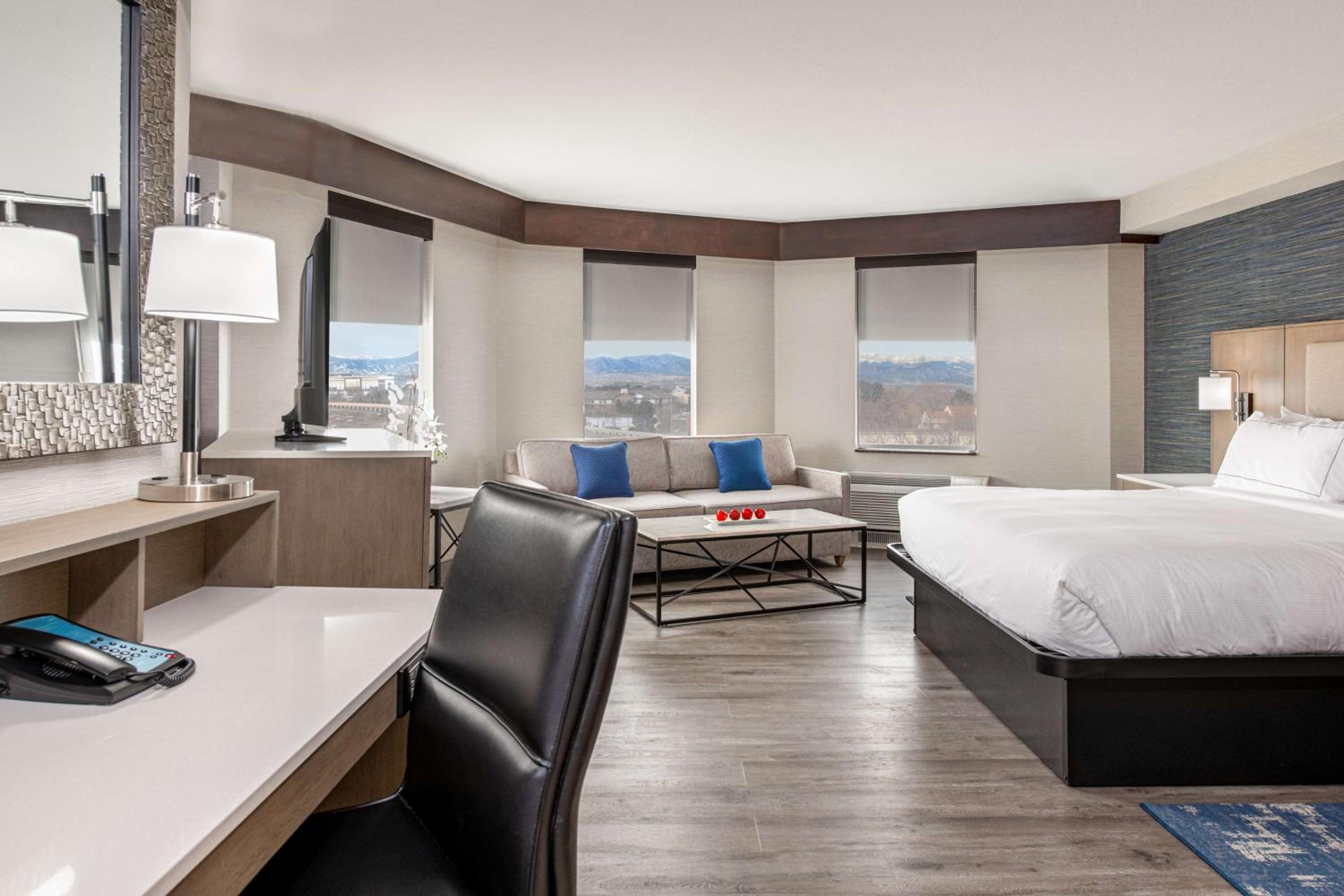 Deluxe King Corner Room with Mountain View photo 3