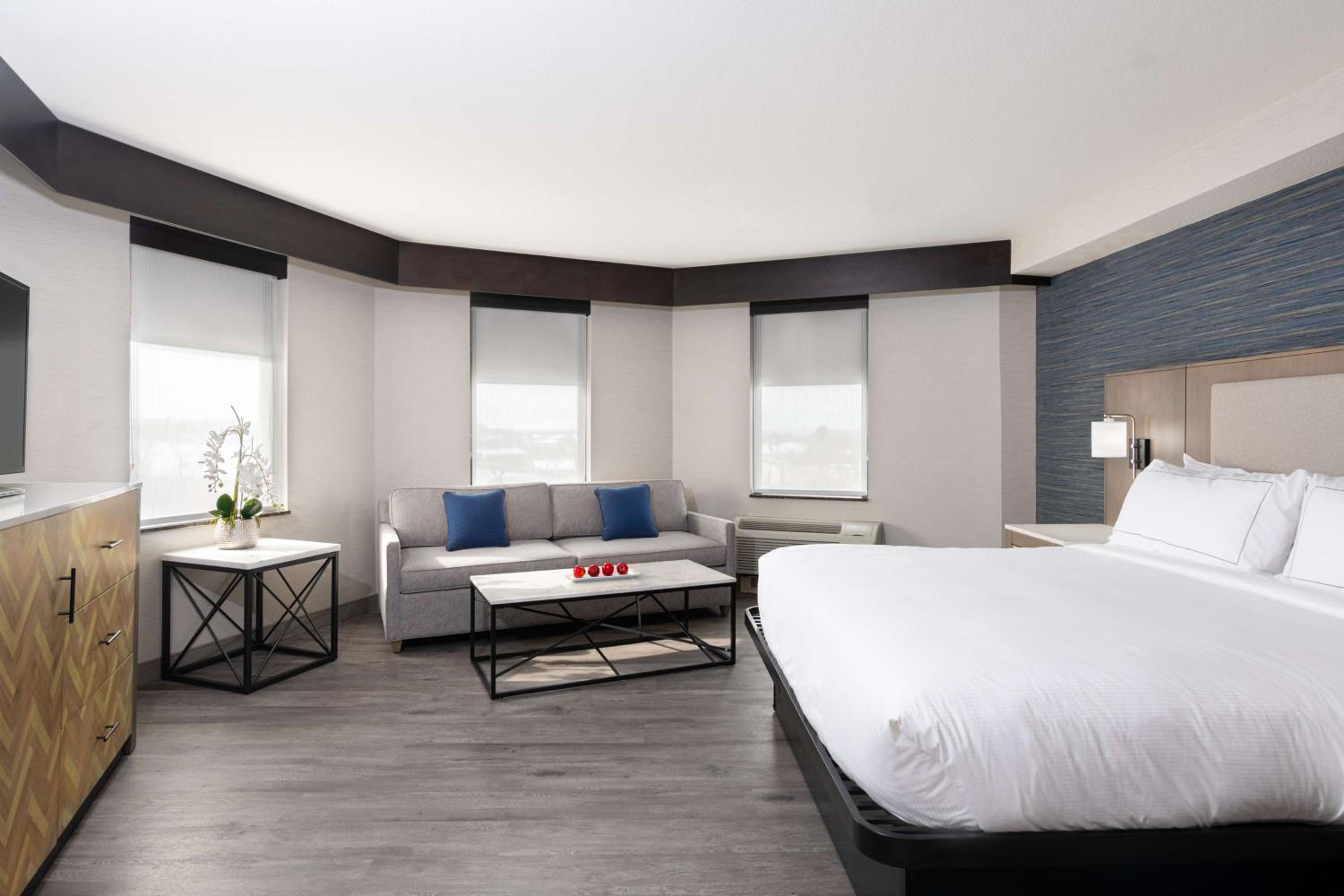 Deluxe King Room - Non-Smoking photo 3