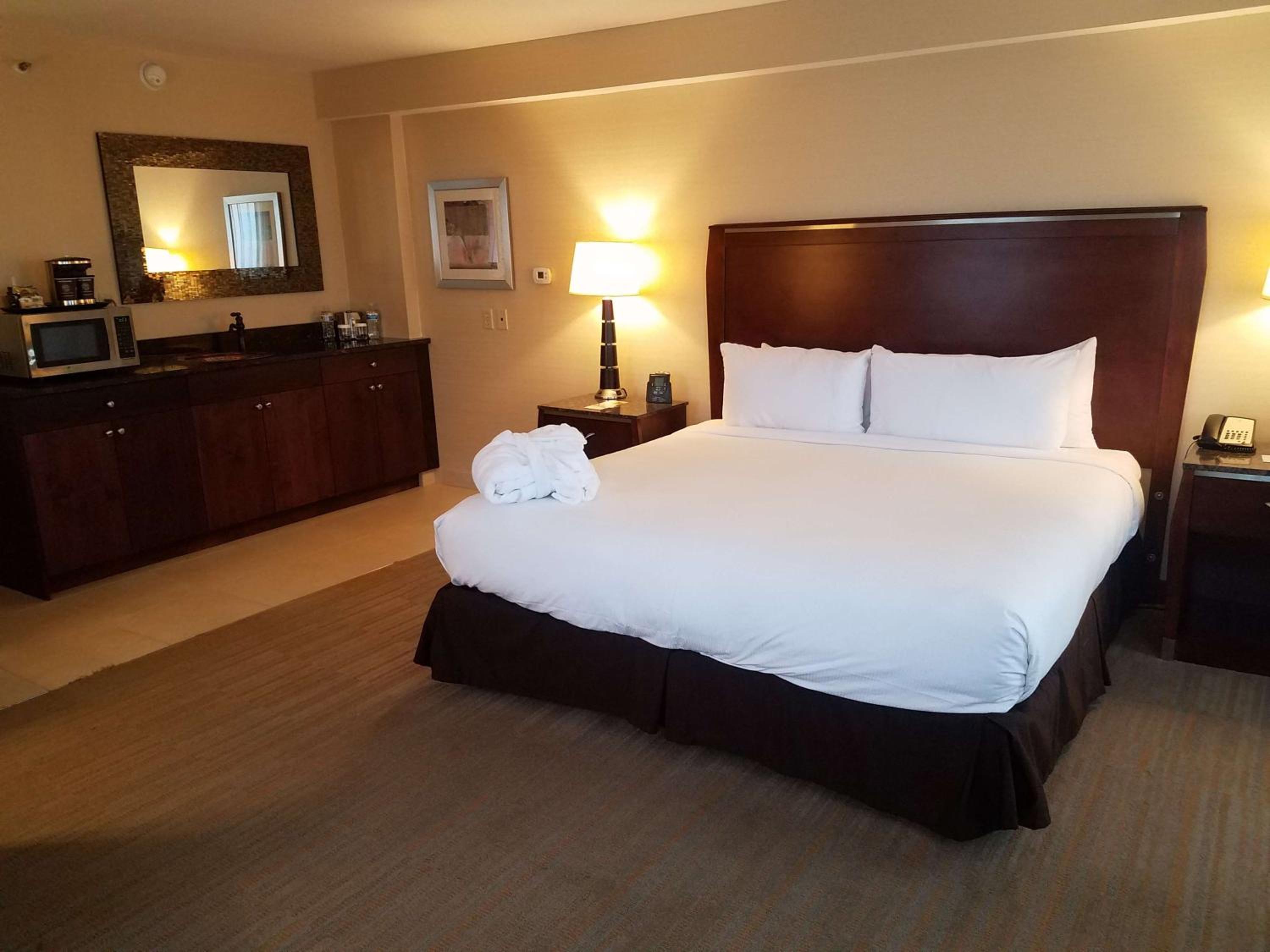 Deluxe King Corner Room with Mountain View photo 2