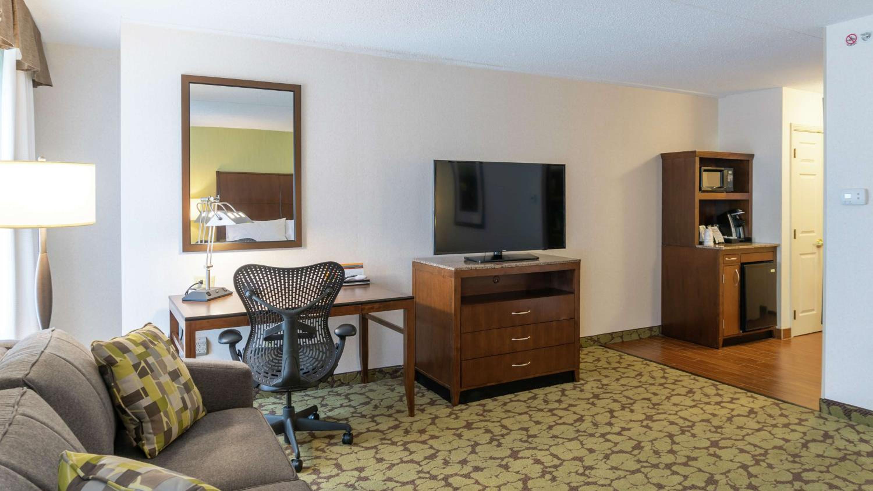 Junior King Suite with Sofa Bed - Photo 4
