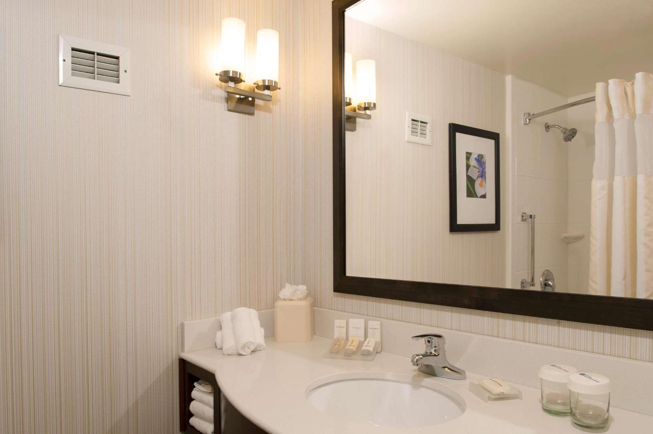 Queen Room with Two Queen Beds and Accessible Tub - Mobility Access - Photo 2