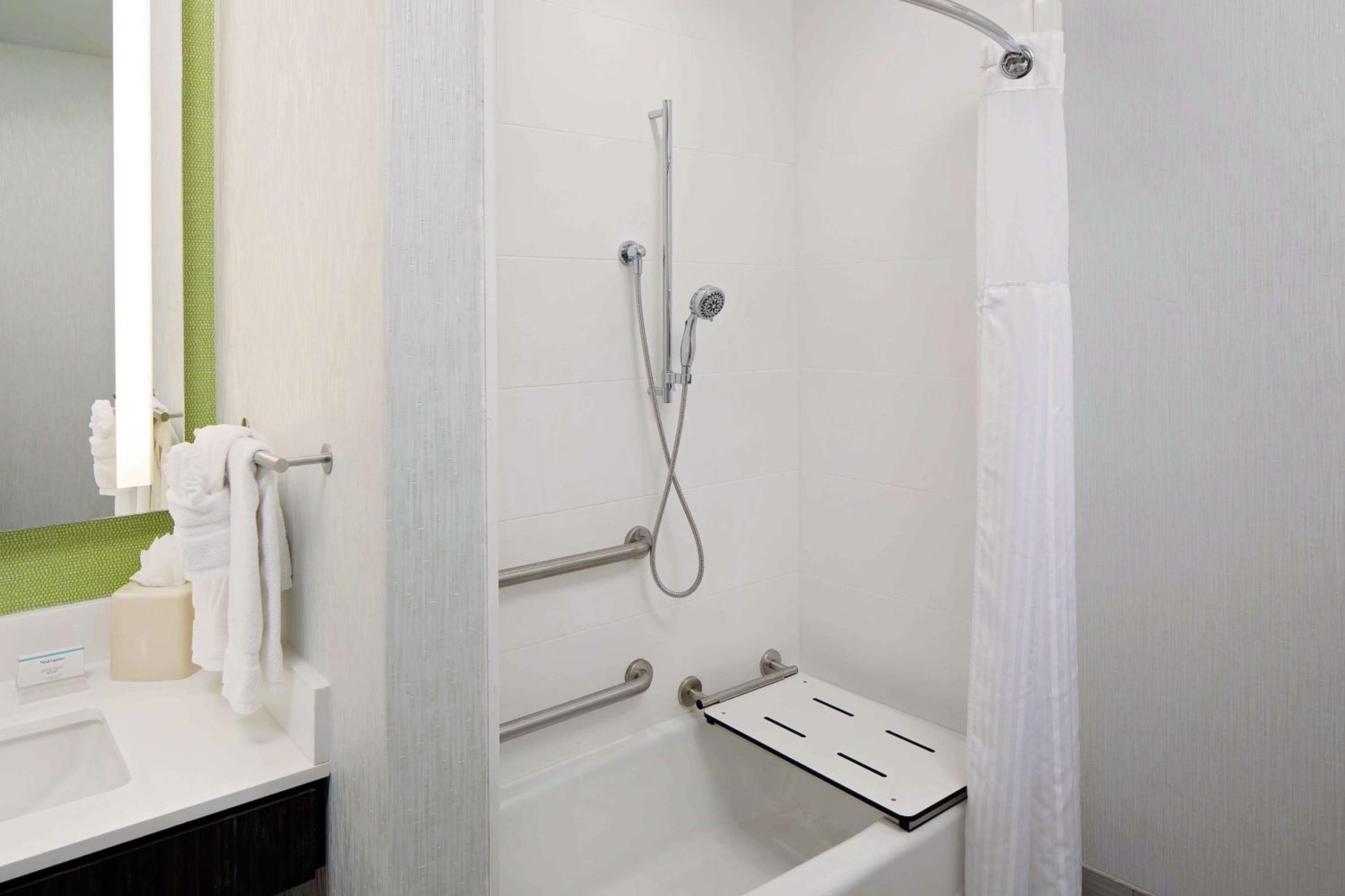 King Room with Accessible Tub - Mobility Access - Photo 2