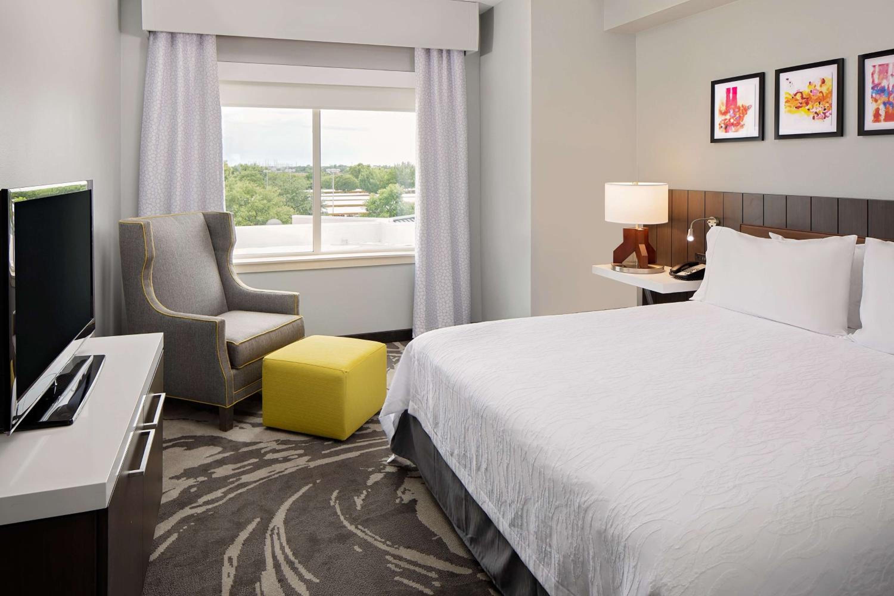 King Room with Accessible Tub - Mobility Access - Photo 1
