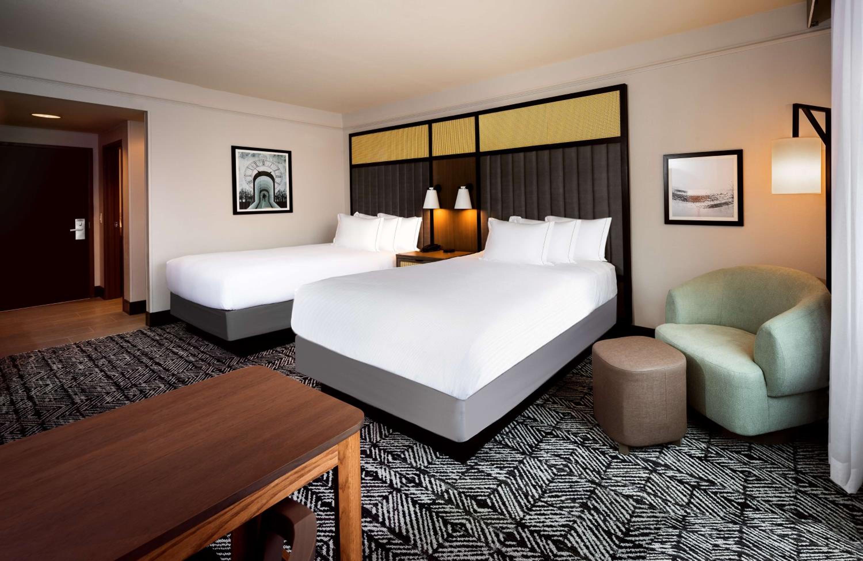 Queen Room with Two Queen Beds - Photo 2