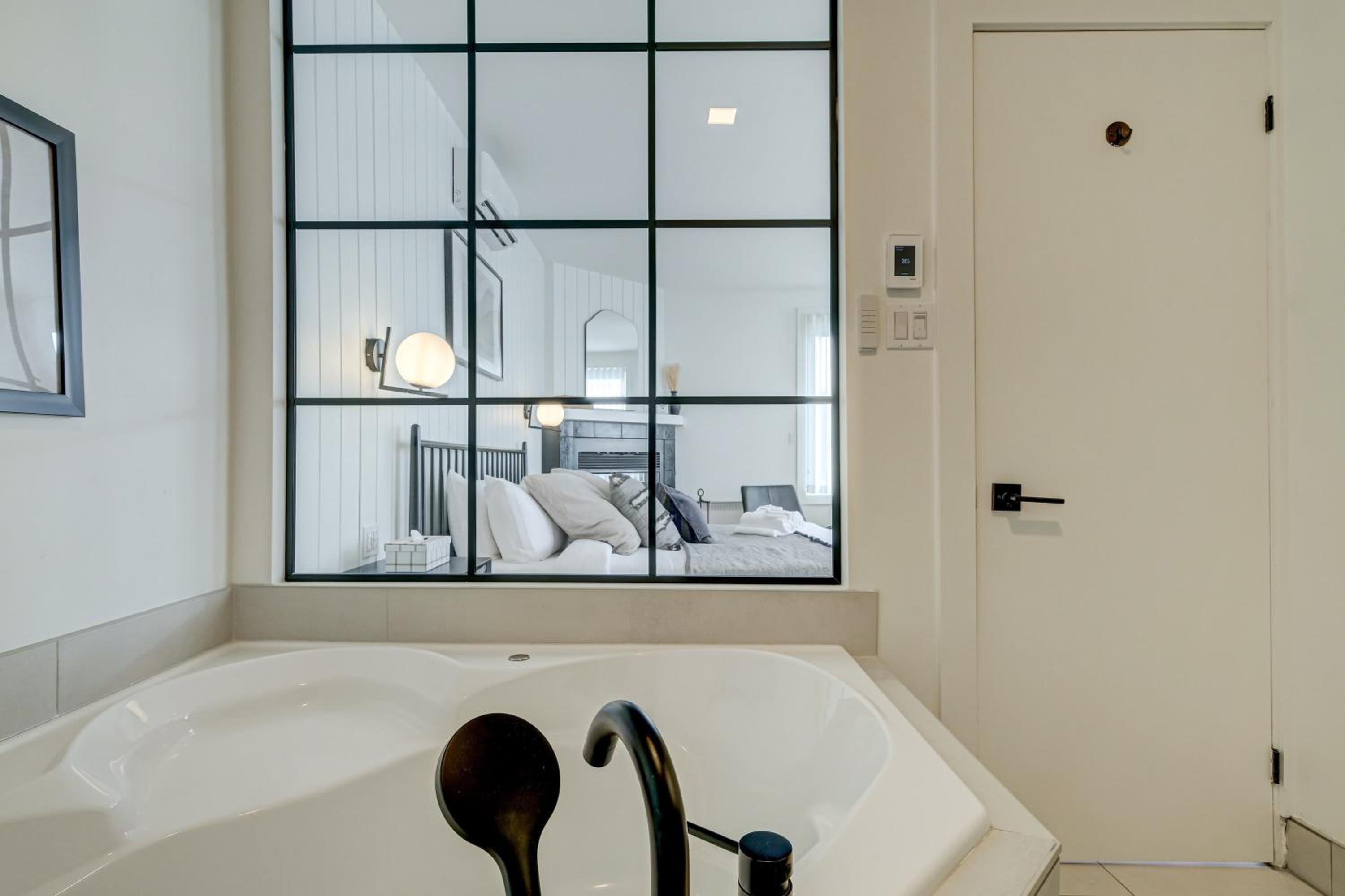 King Suite with Spa Bath photo 2