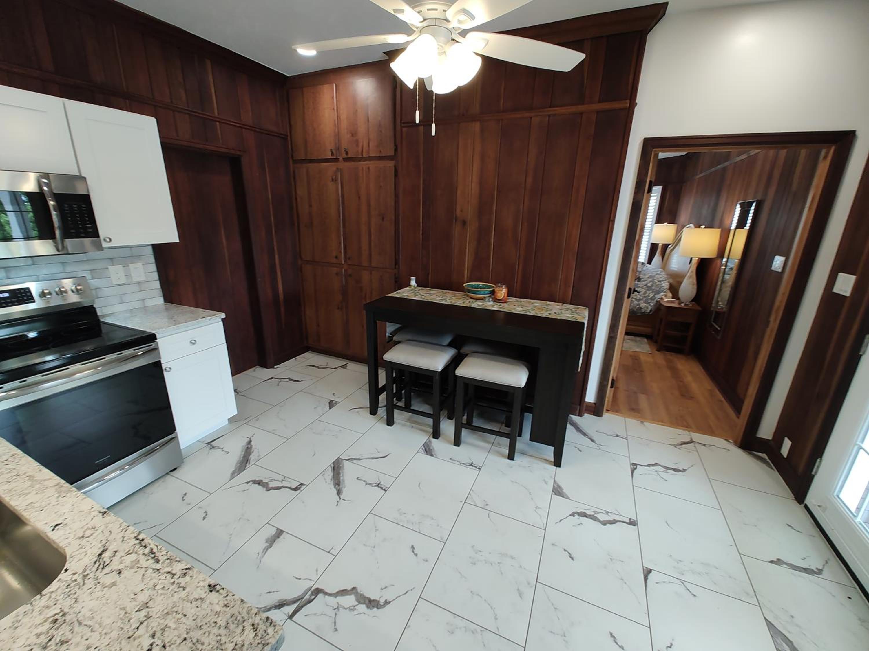 King Room with Balcony - Photo 2