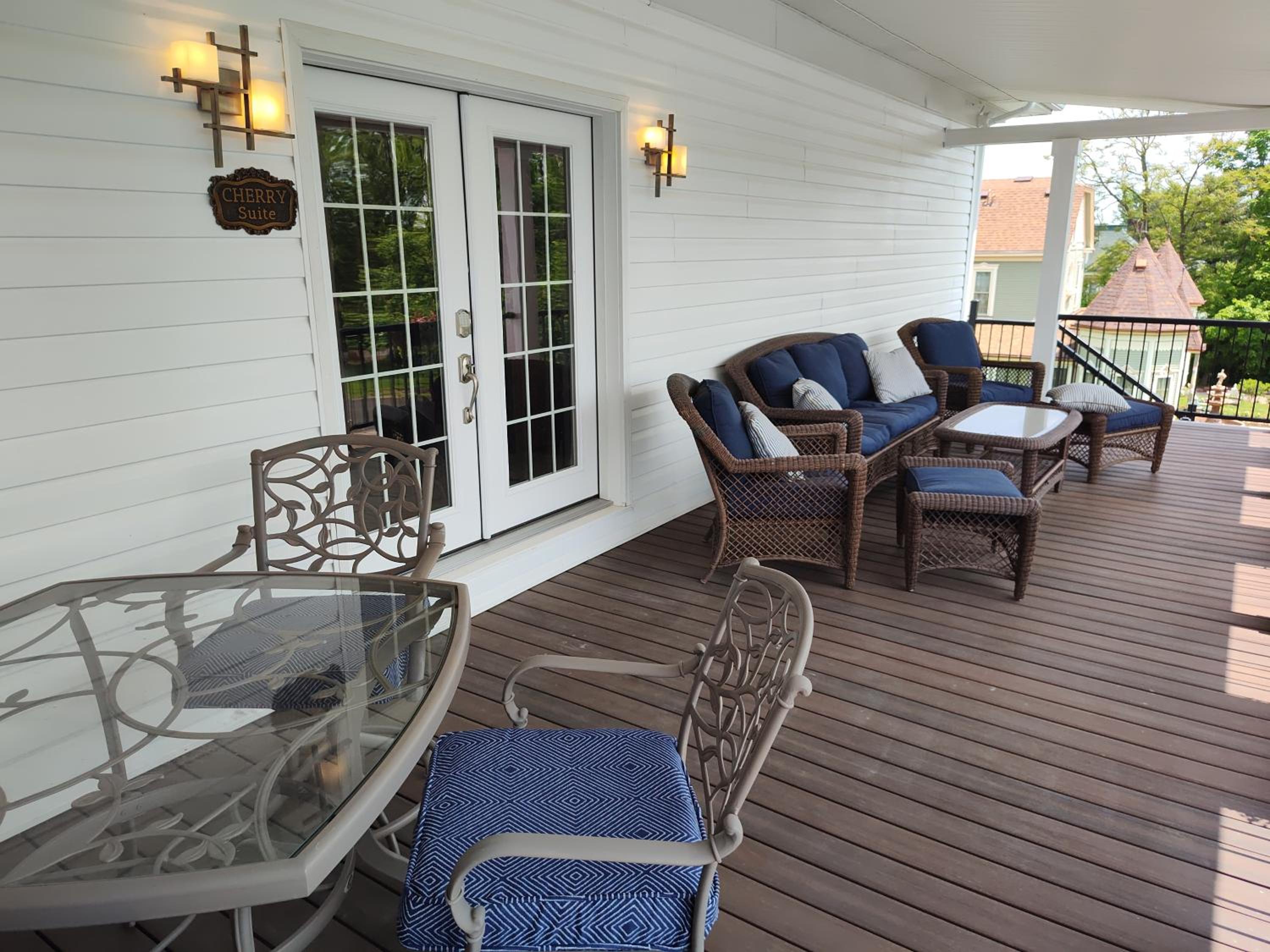King Room with Balcony - Photo 7