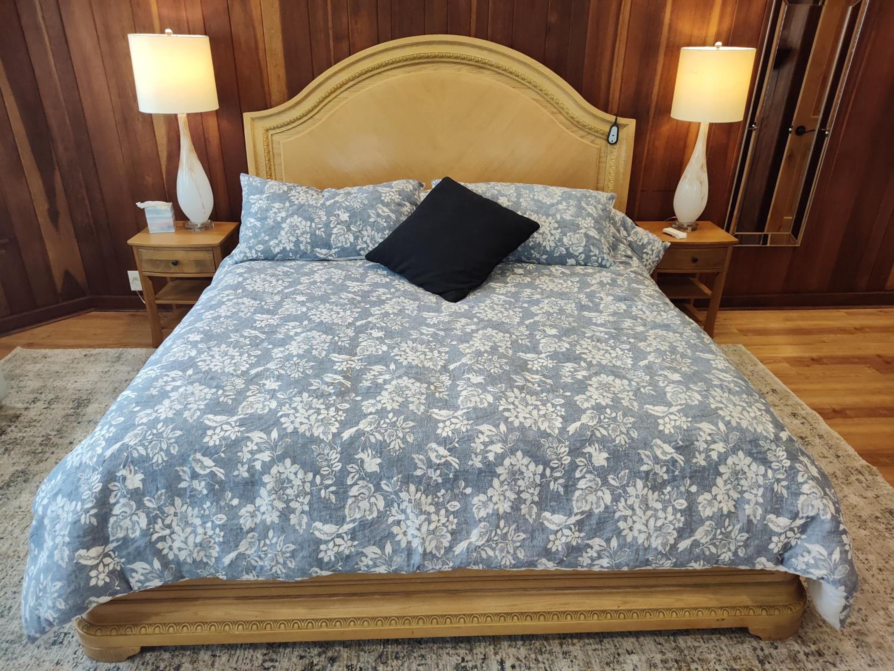 King Room with Balcony - Photo 8