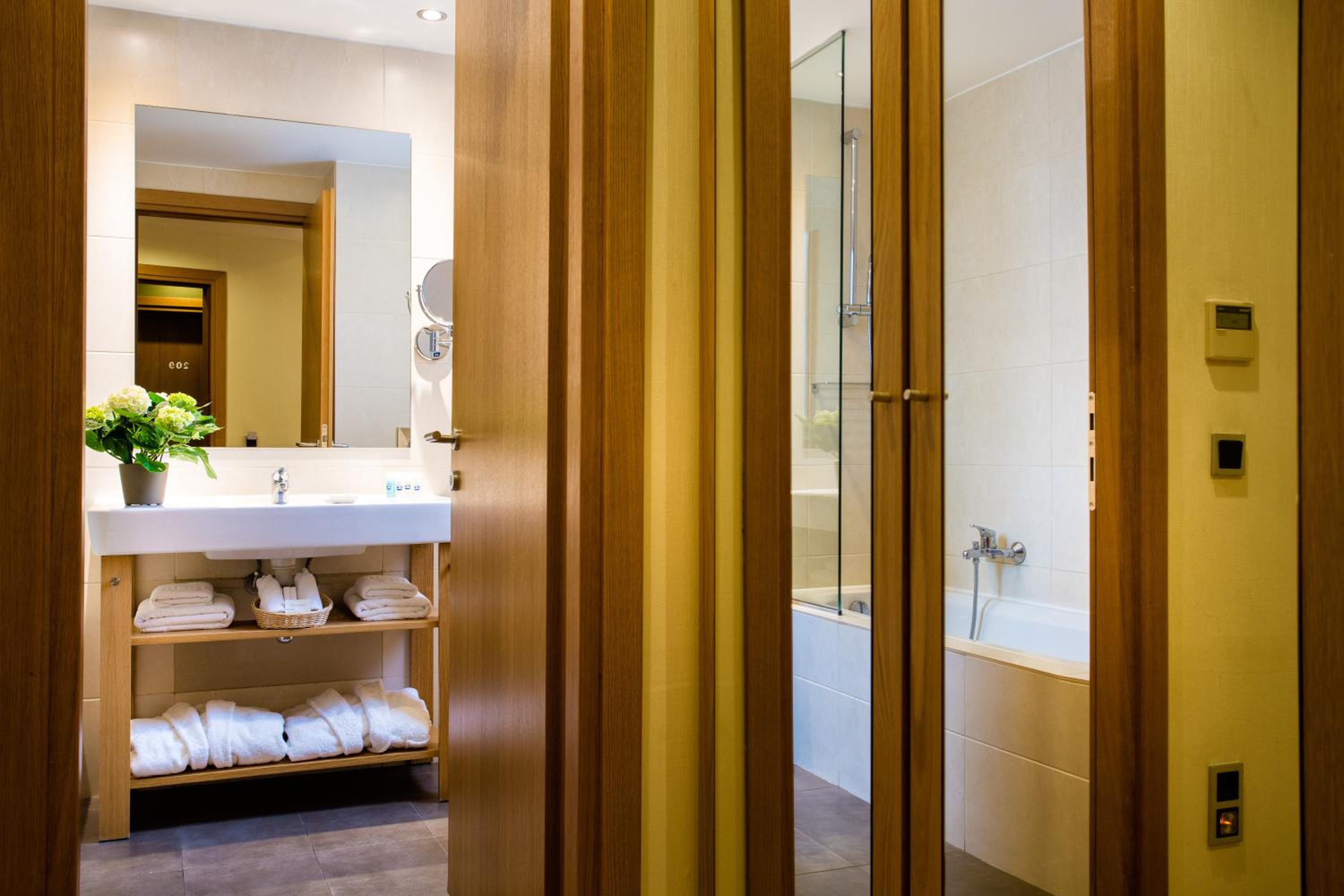 Budget Double Room thumbnail 5