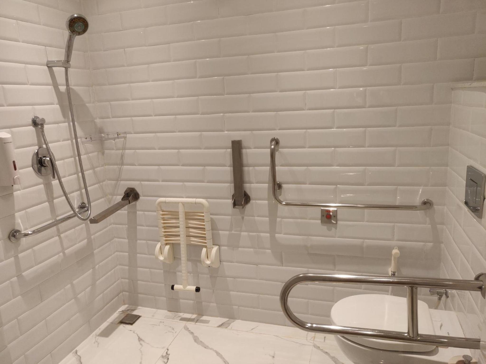 Queen Room - Accessible photo 3