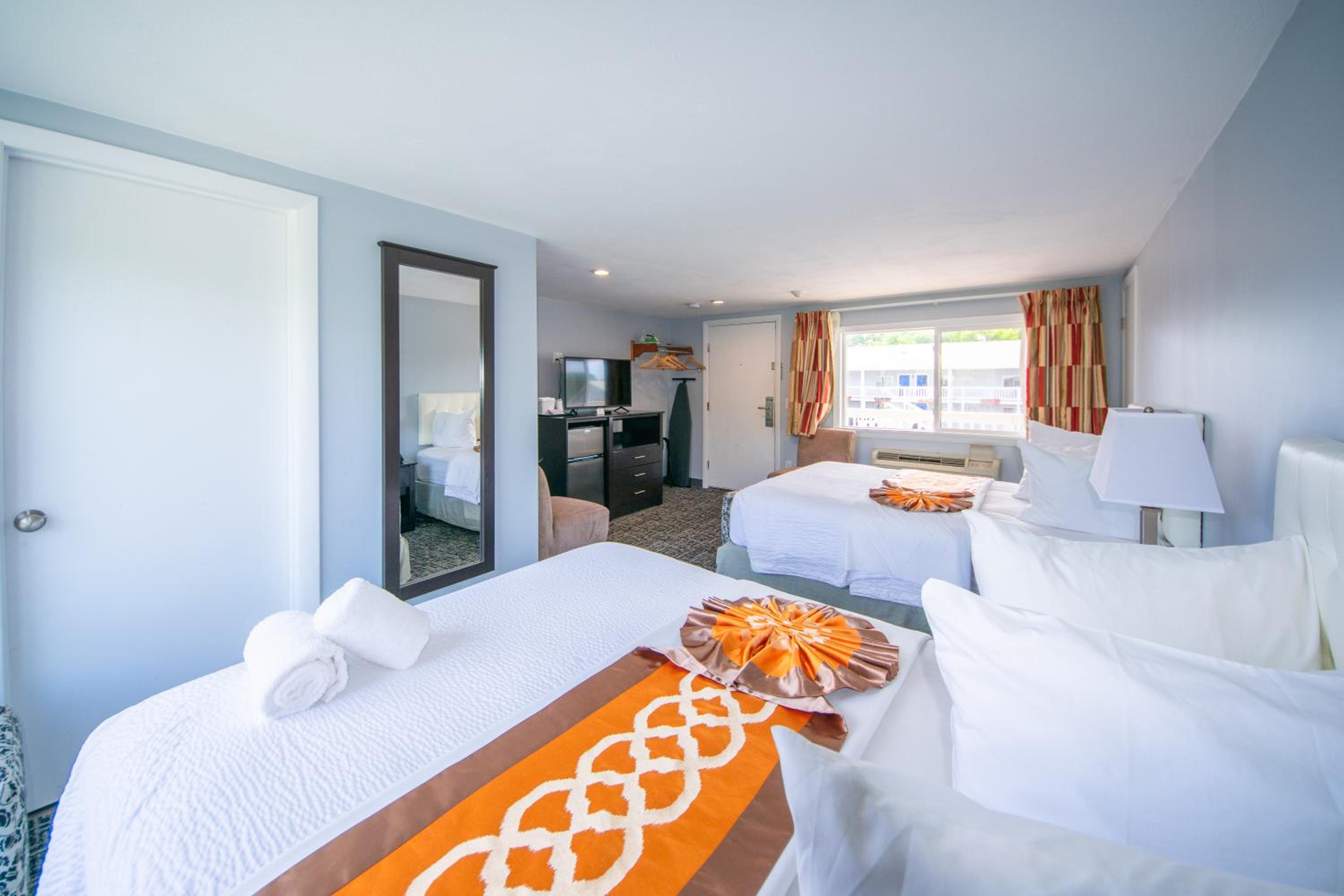 Deluxe Queen Room with Two Queen Beds photo 1