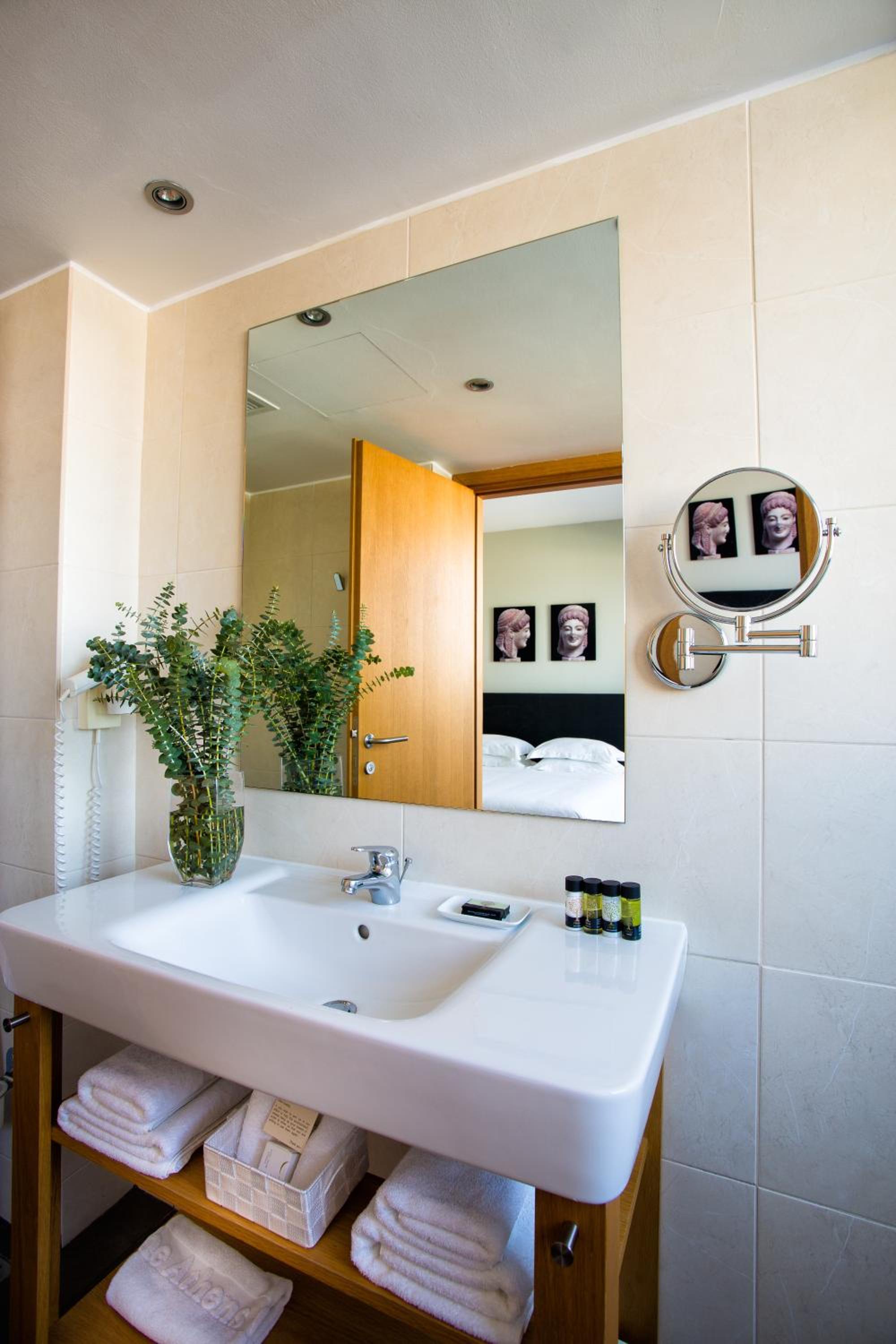 Executive Double Room thumbnail 6
