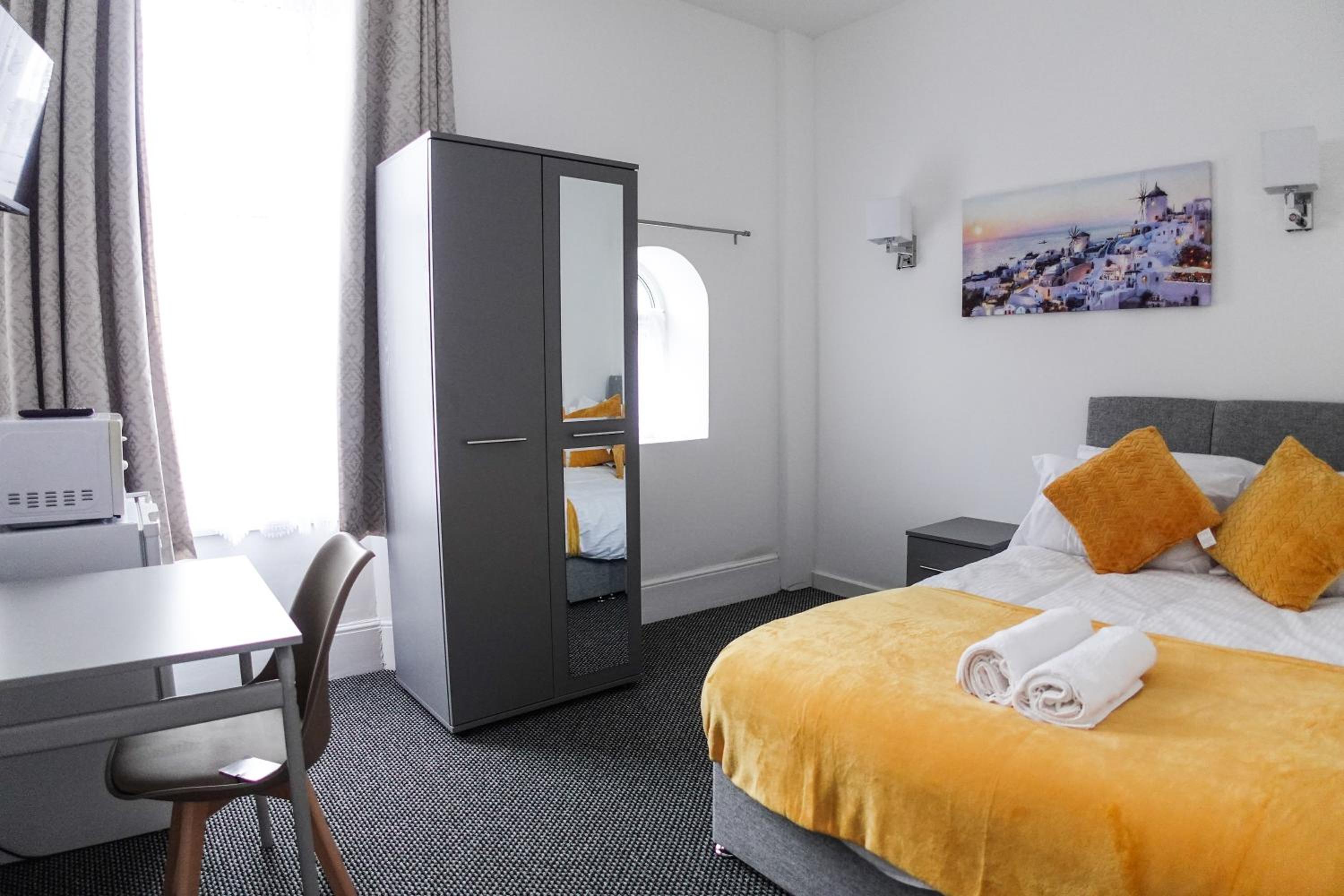 Budget Double Room - Photo 3
